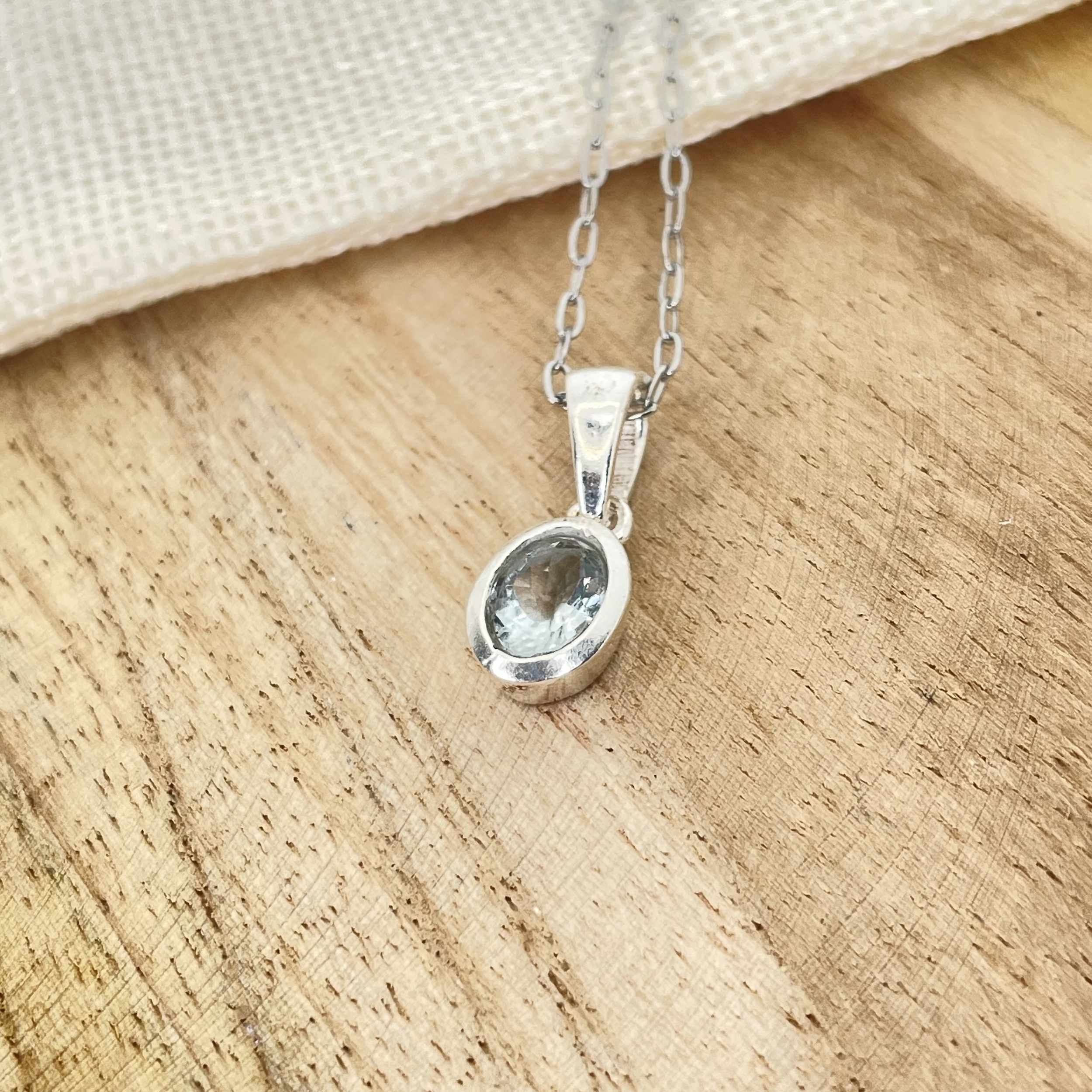 PENDENTIF-OVALE-AIGUE-MARINE-ARGENT-2-PIERRES-DU-MONDE-VOSGES