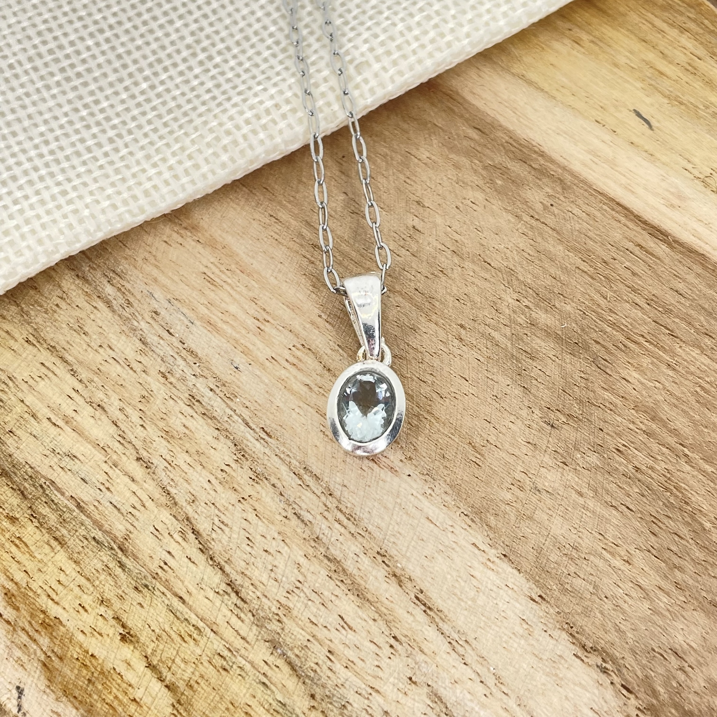 Pendentif Aigue-marine forme ovale montage argent (chaine non comprise)