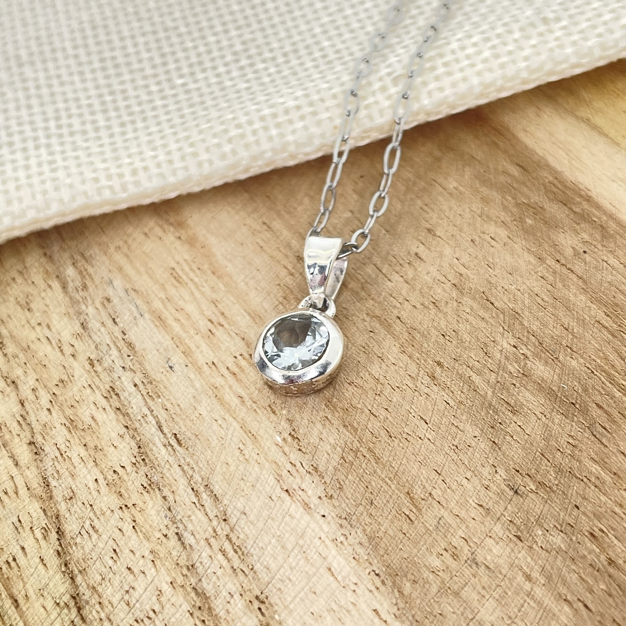 PENDENTIF-ROND-AIGUE-MARINE-ARGENT-2-PIERRES-DU-MONDE-VOSGES
