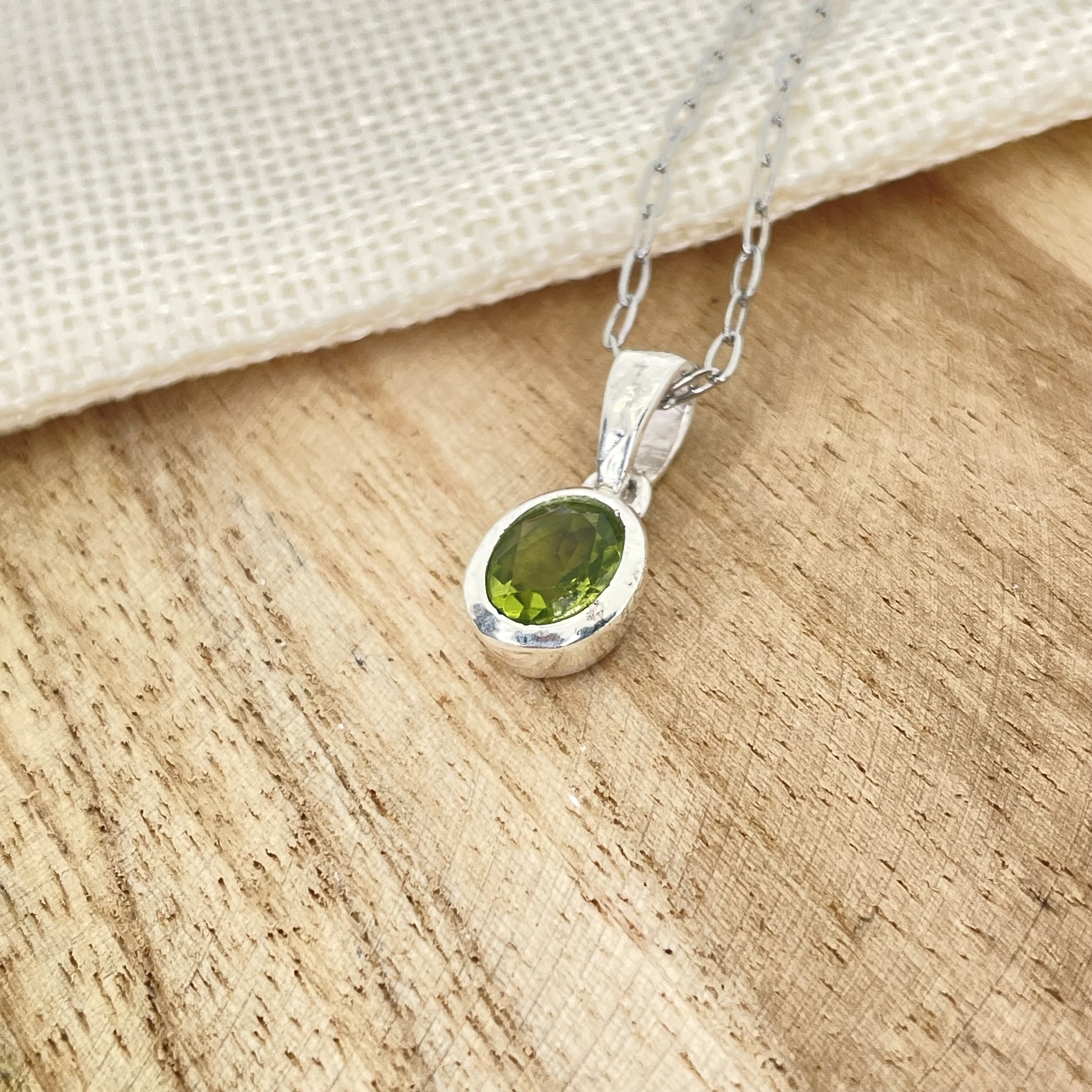 PENDENTIF-OVALE-PERIDOT-ARGENT-2-PIERRES-DU-MONDE-VOSGES
