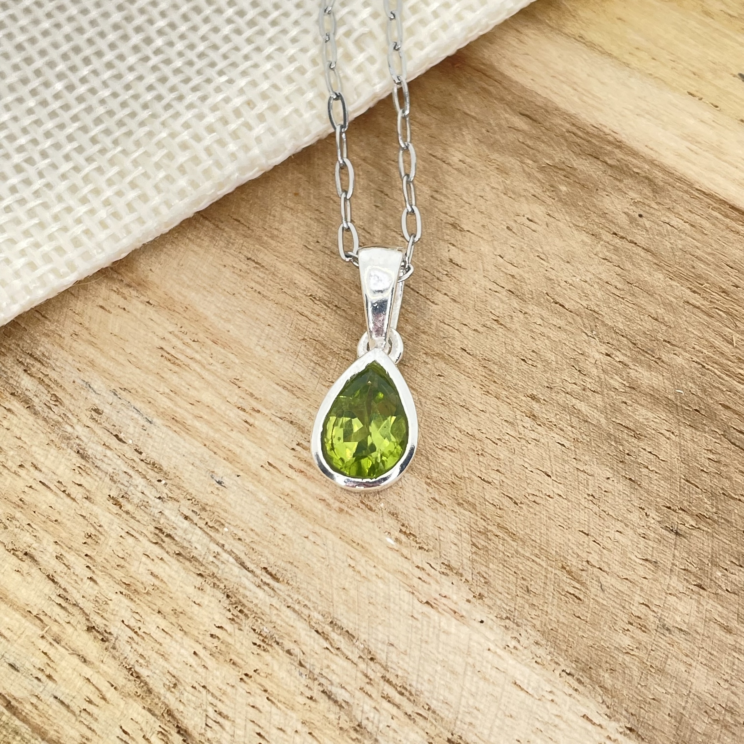 Pendentif Péridot forme goutte montage argent (chaine non comprise)