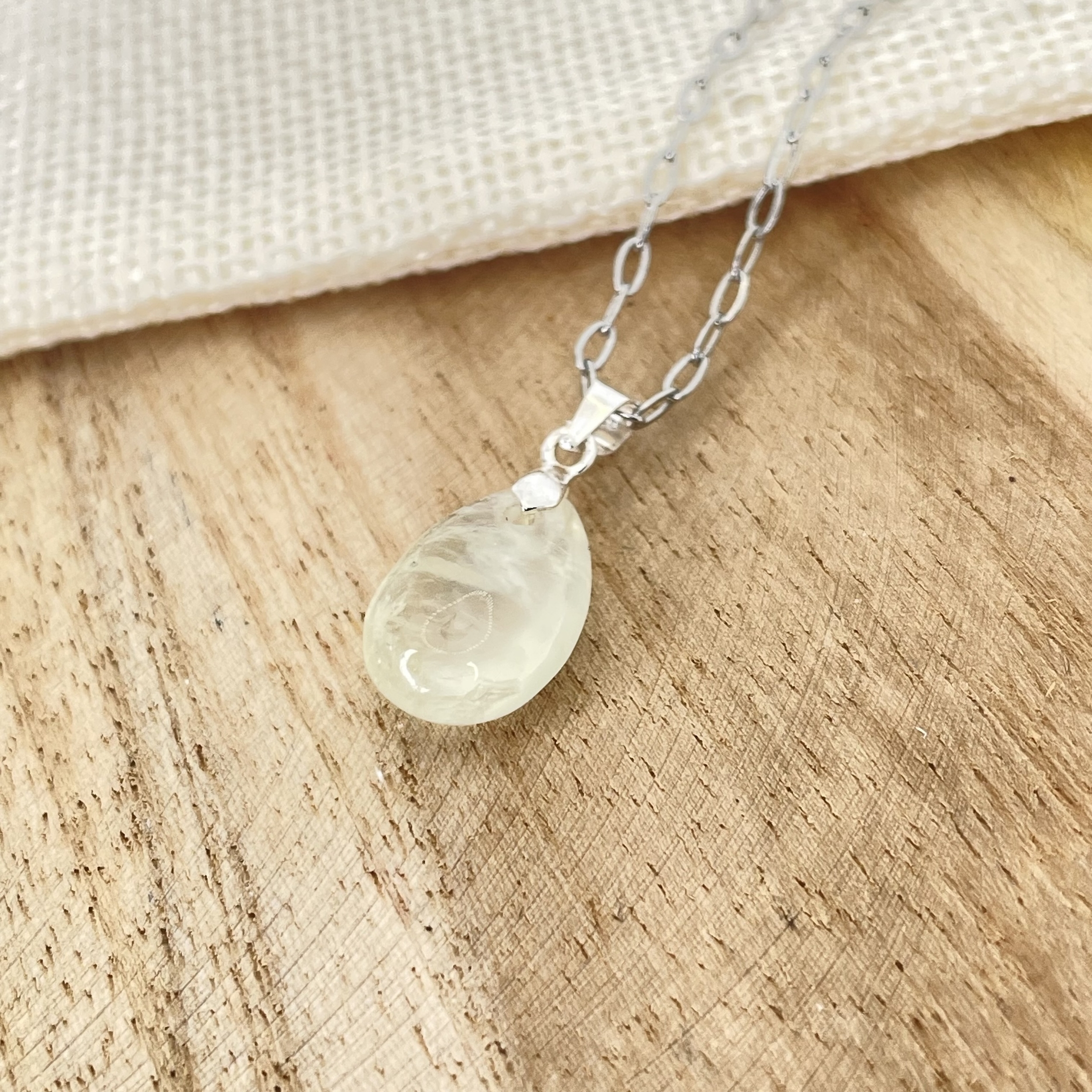 PENDENTIF-GOUTE-ARGENT-PREHNITE-2-PIERRES-DU-MONDE-VOSGES