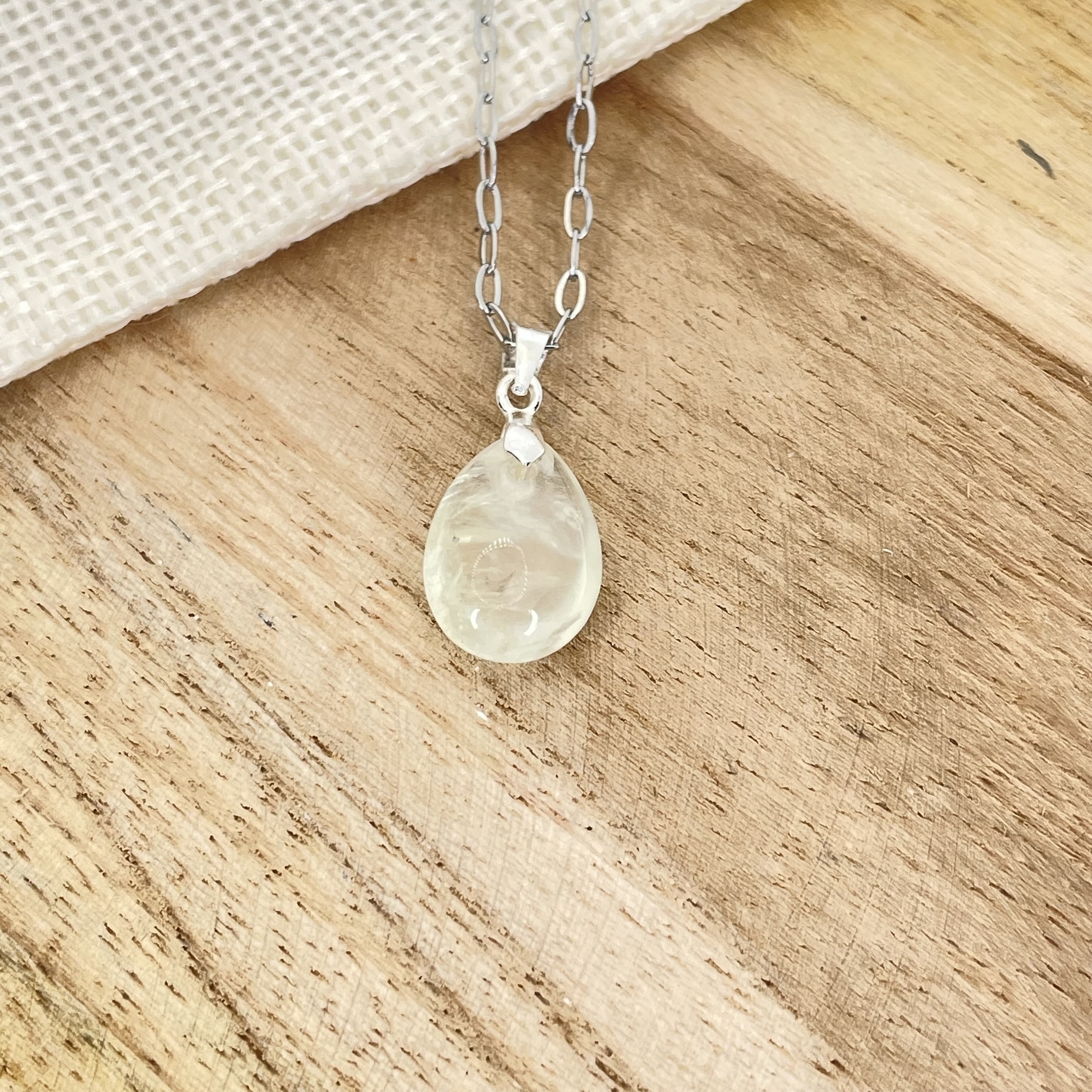 Pendentif Préhnite forme goutte montage argent (chaine non comprise)