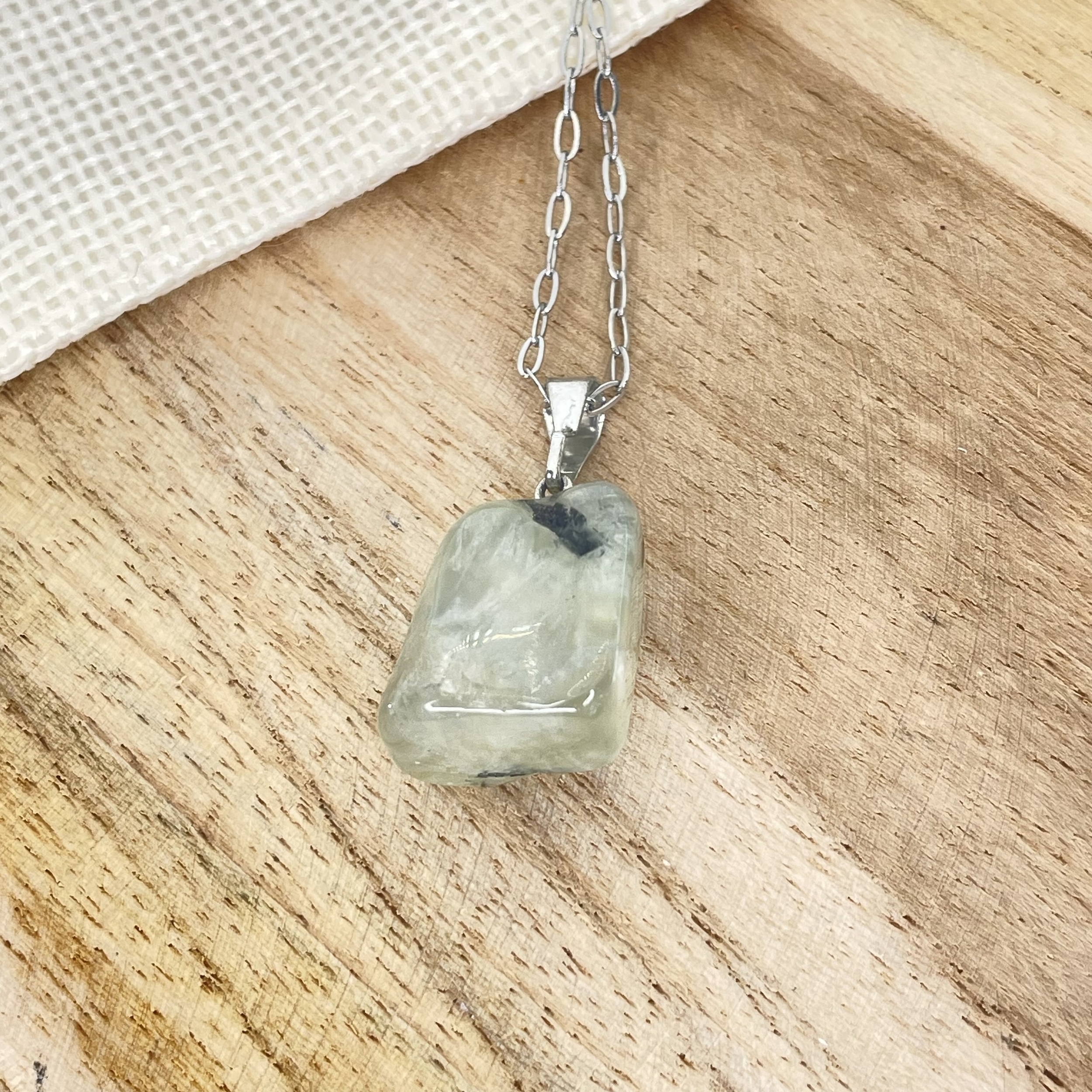 Pendentif Préhnite forme libre bélière acier (chaine non comprise)