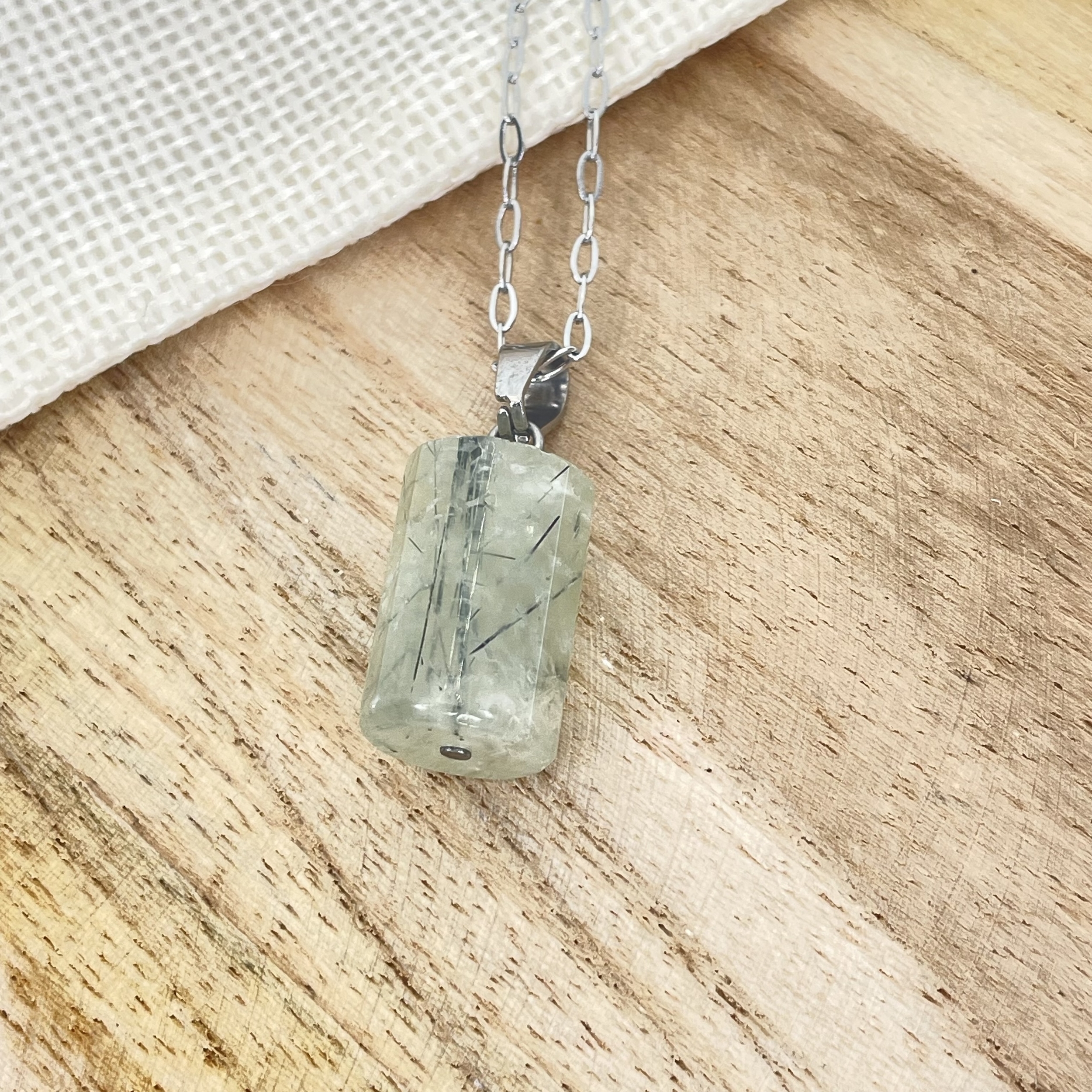 PENDENTIF-CYLINDRE-PREHNITE-1-PIERRES-DU-MONDE-VOSGES