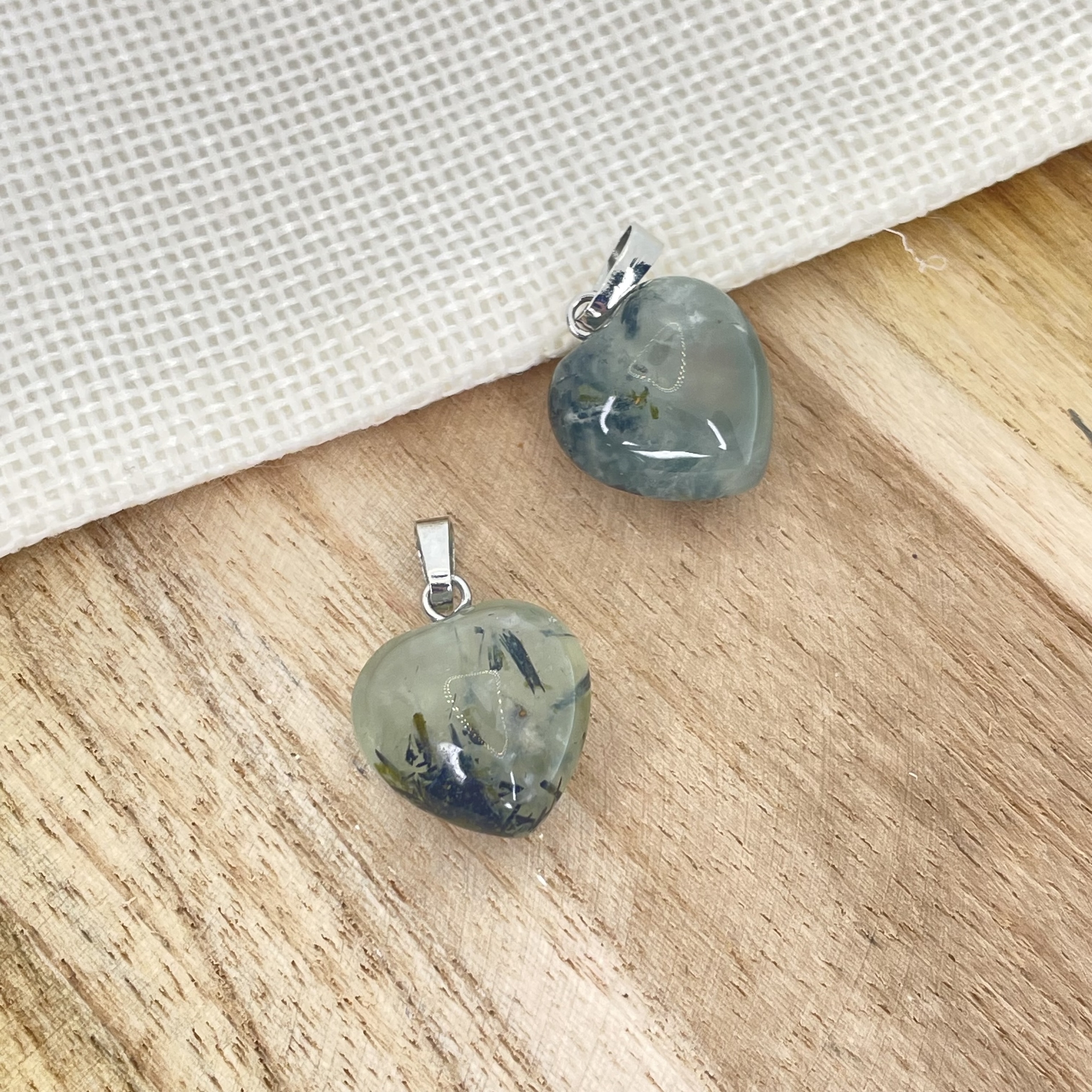Pendentif Préhnite Coeur bélière acier (chaine non comprise)