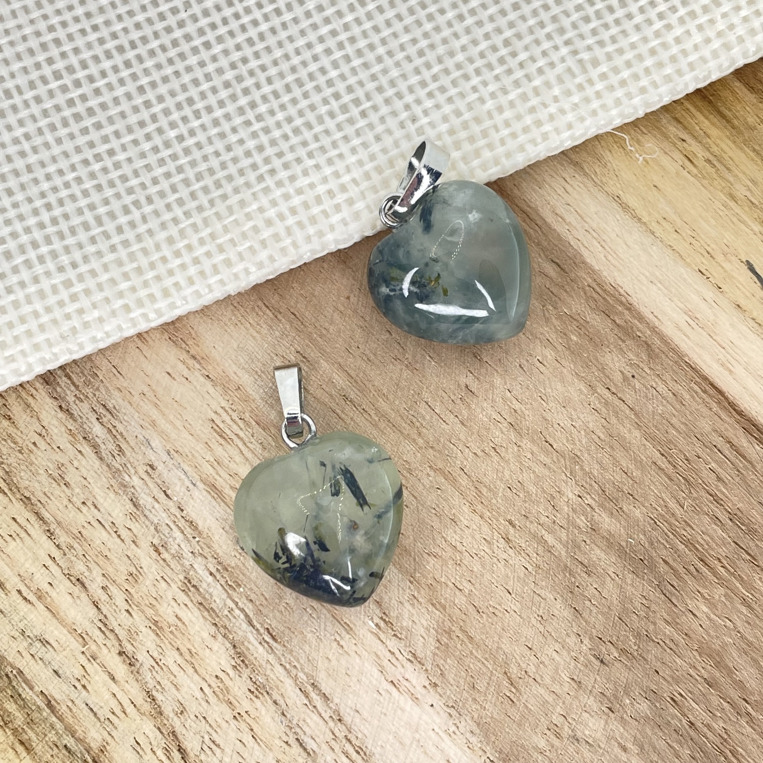 PENDENTIF-COEUR-PREHNITE-2-PIERRES-DU-MONDE-VOSGES