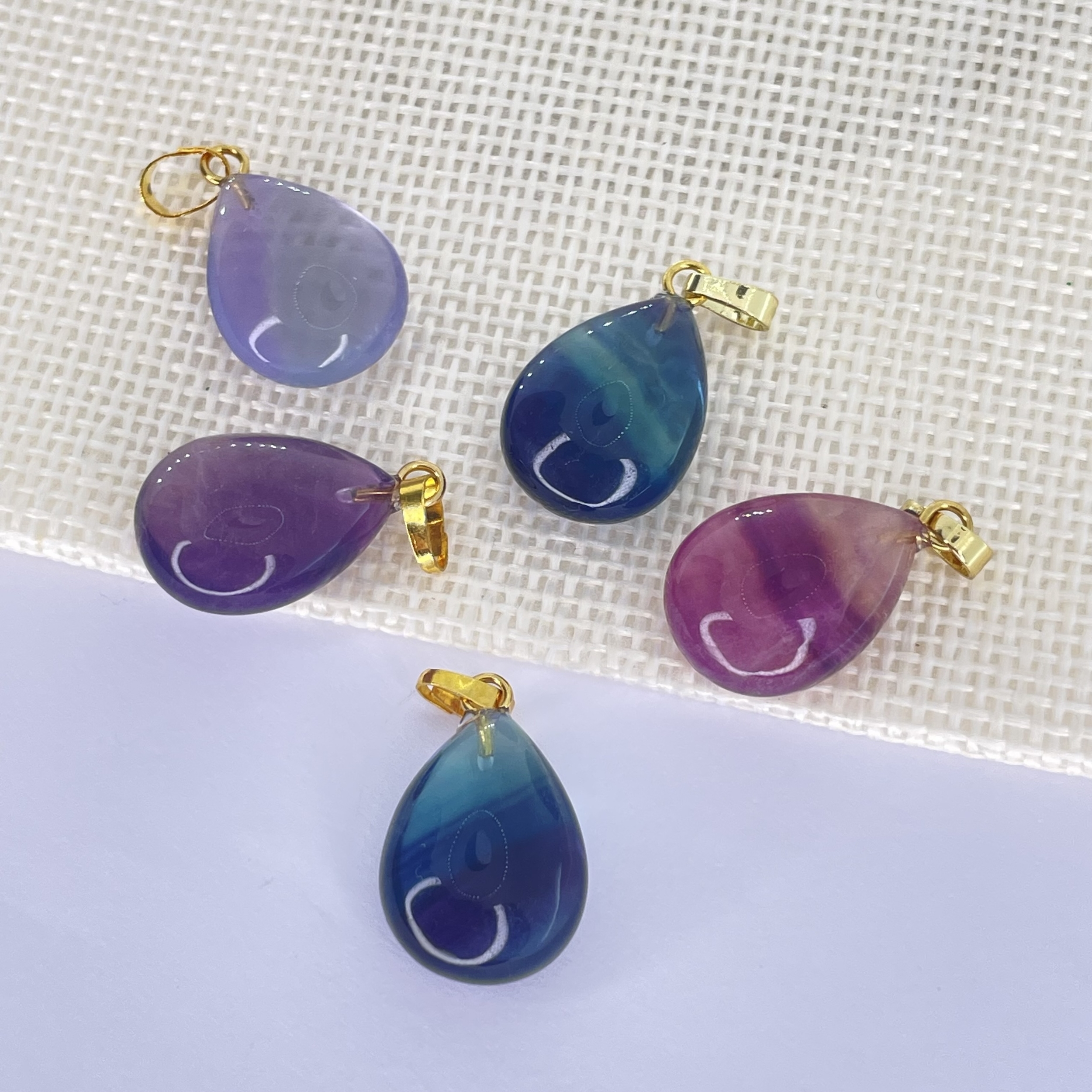 Pendentif Fluorine en pierre naturelle forme goutte avec bélière laiton fantaisie or