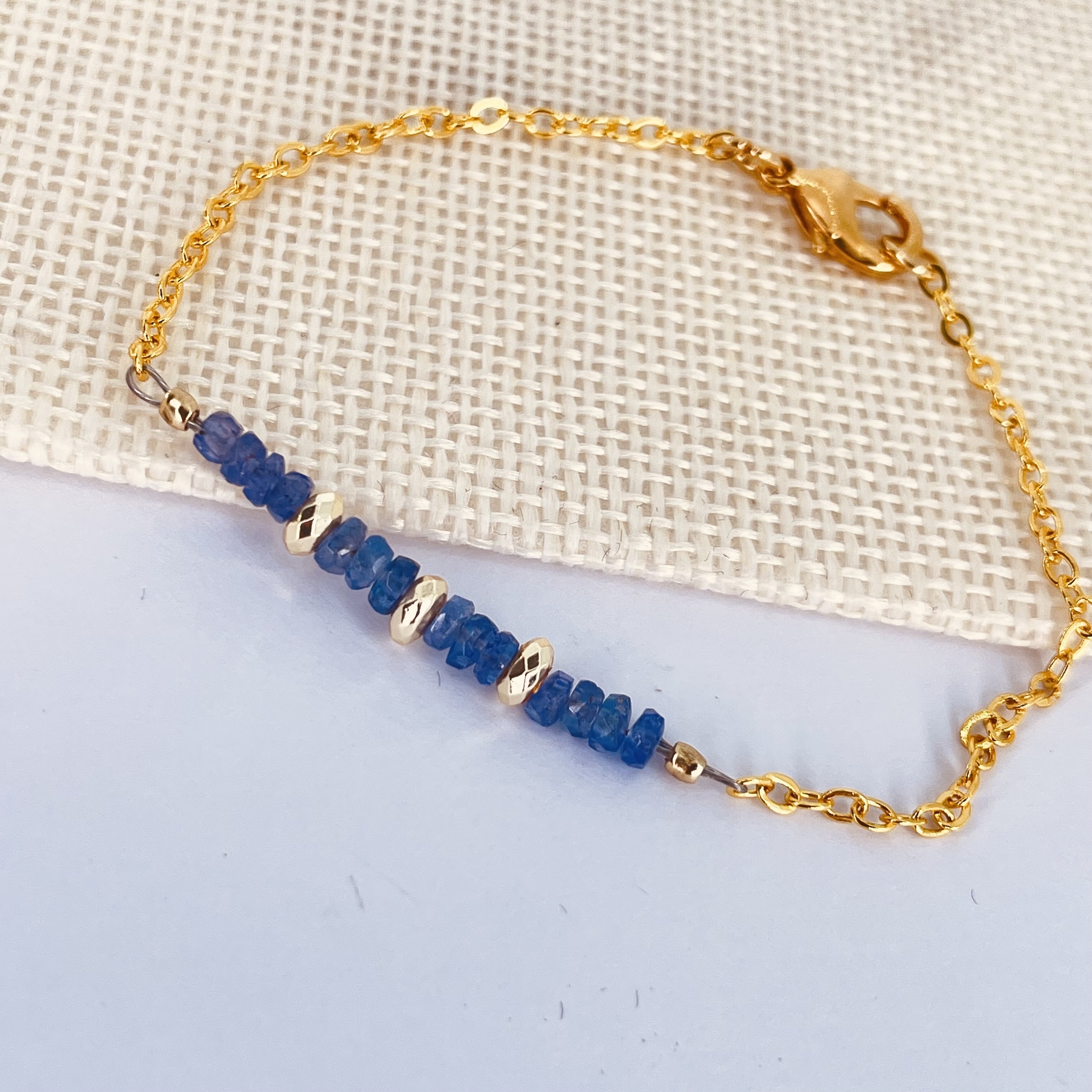Bracelet Tanzanite montage sur chaine doré fantaisie