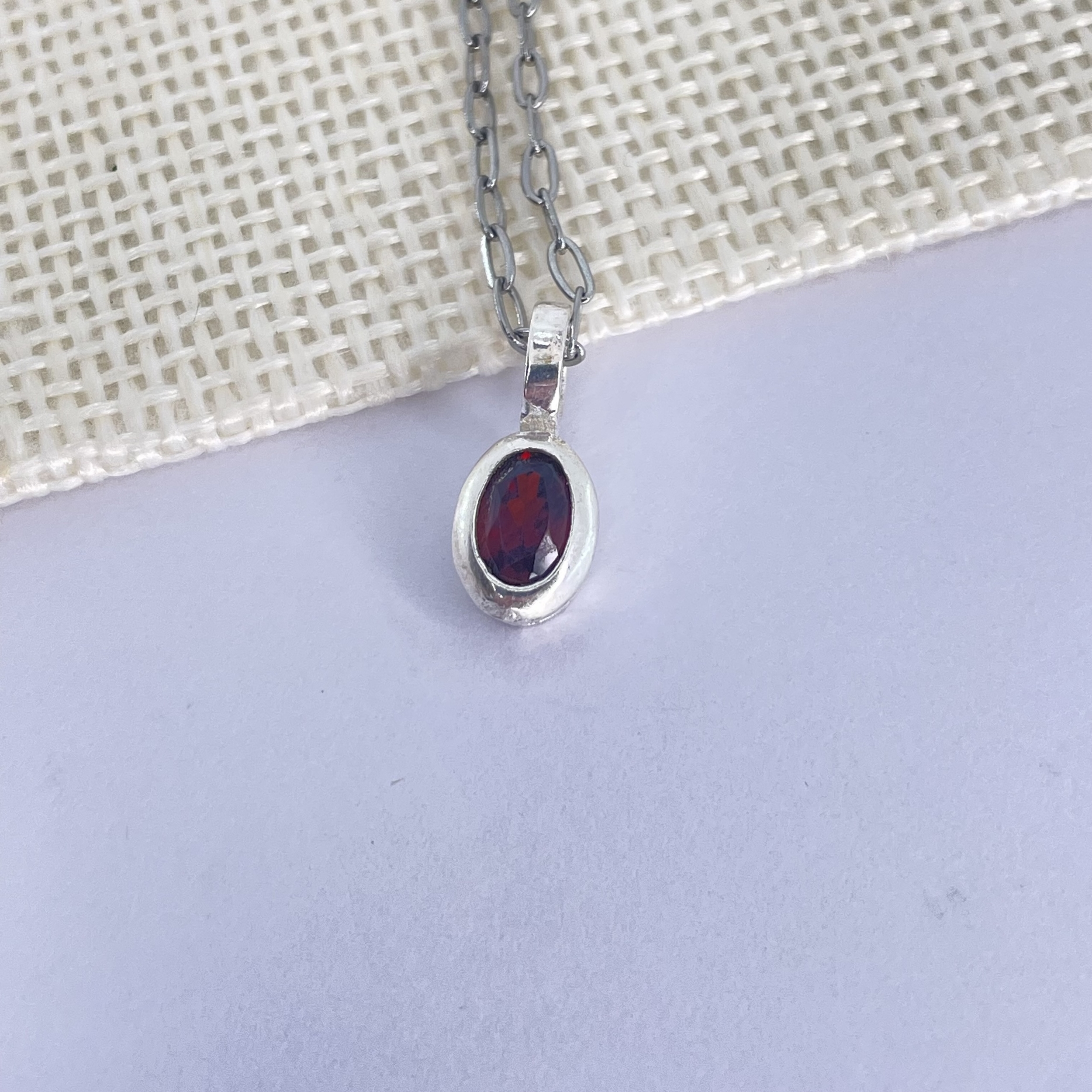 PENDENTIF-OVALE-GRENAT-ARGENT-PIERRES-DU-MONDE-VOSGES