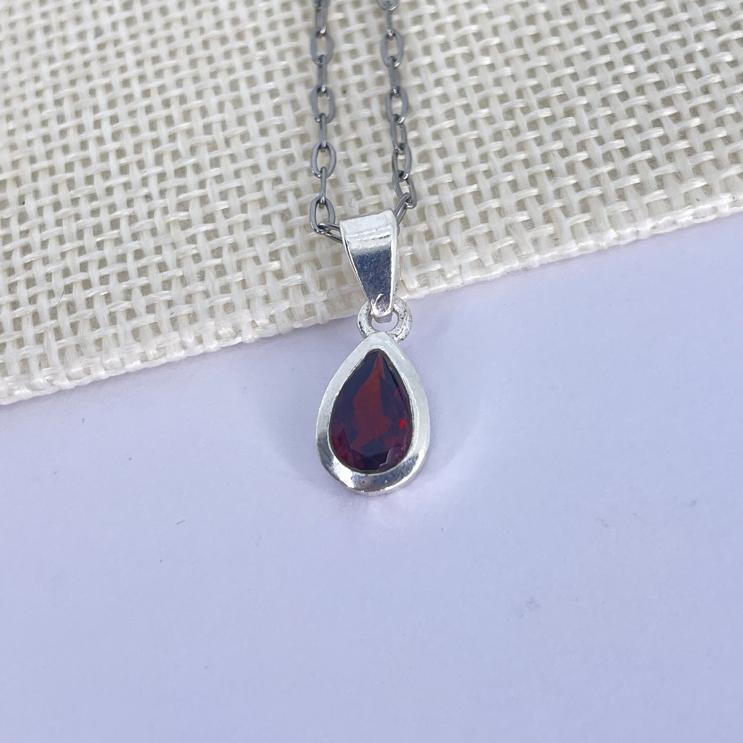 PENDENTIF-GOUTTE-GRENAT-ARGENT-PIERRES-DU-MONDE-VOSGES