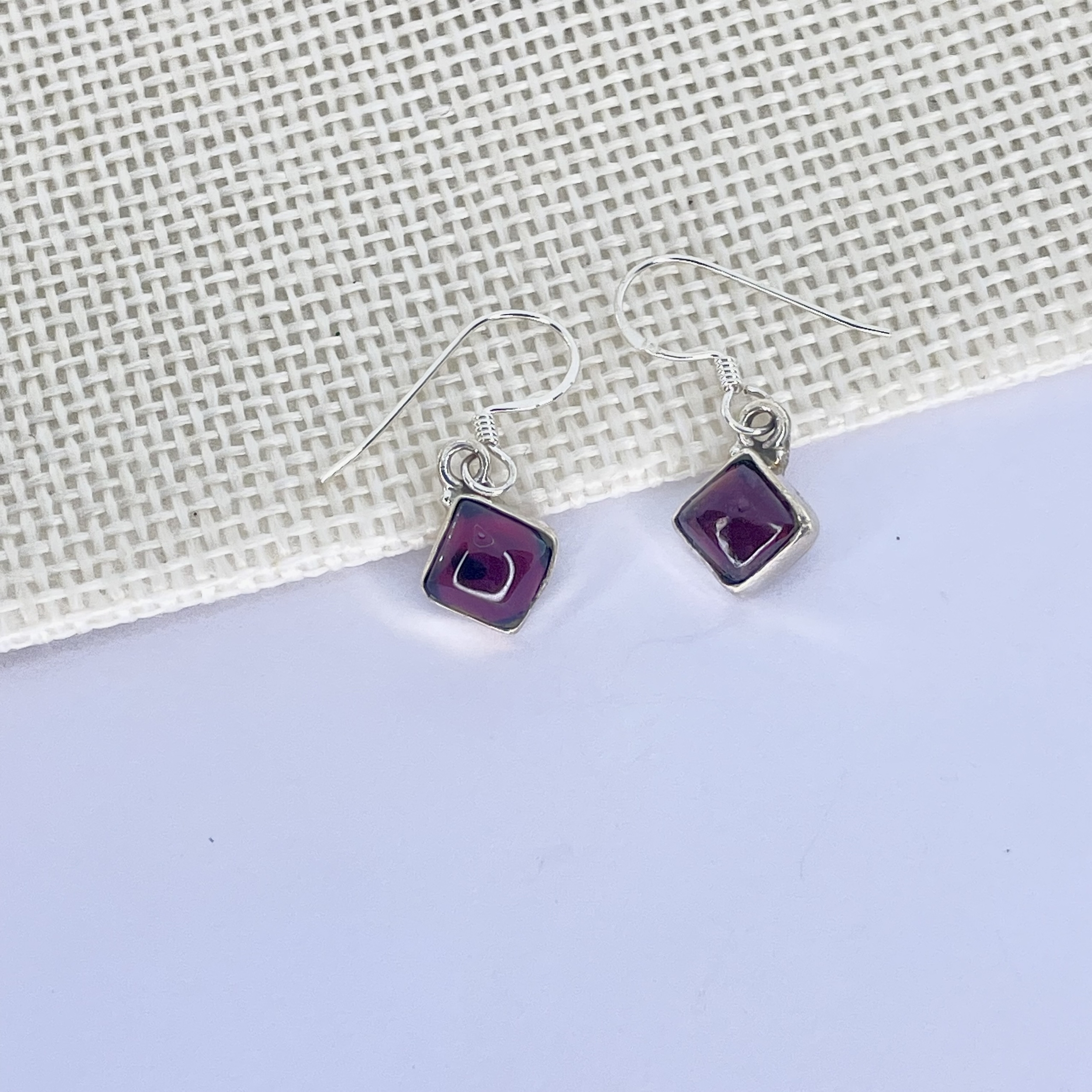 Boucles d\'oreilles Grenat forme carré montage argent 925