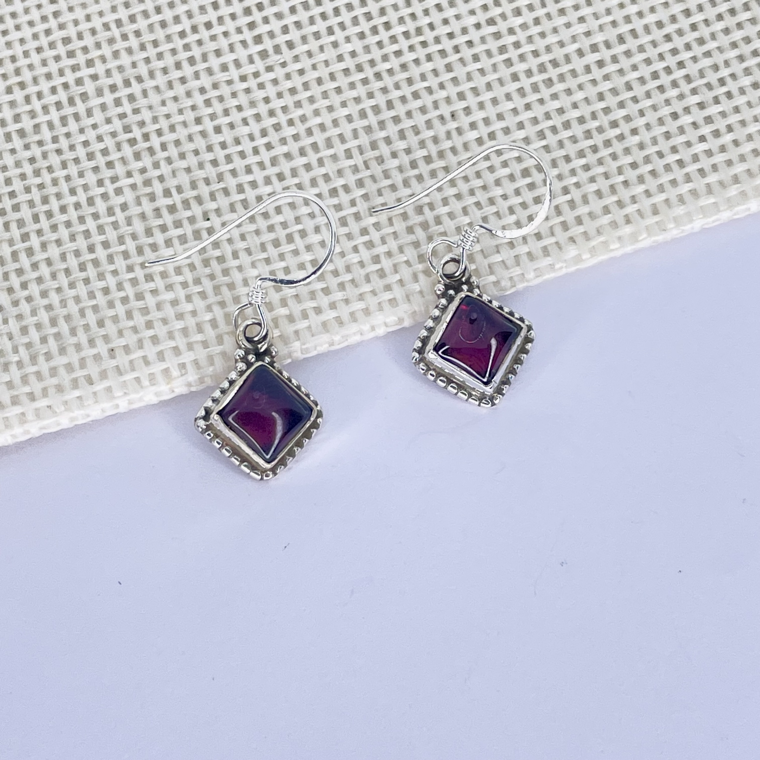 Boucles d\'oreilles baroque Grenat forme carré montage argent 925