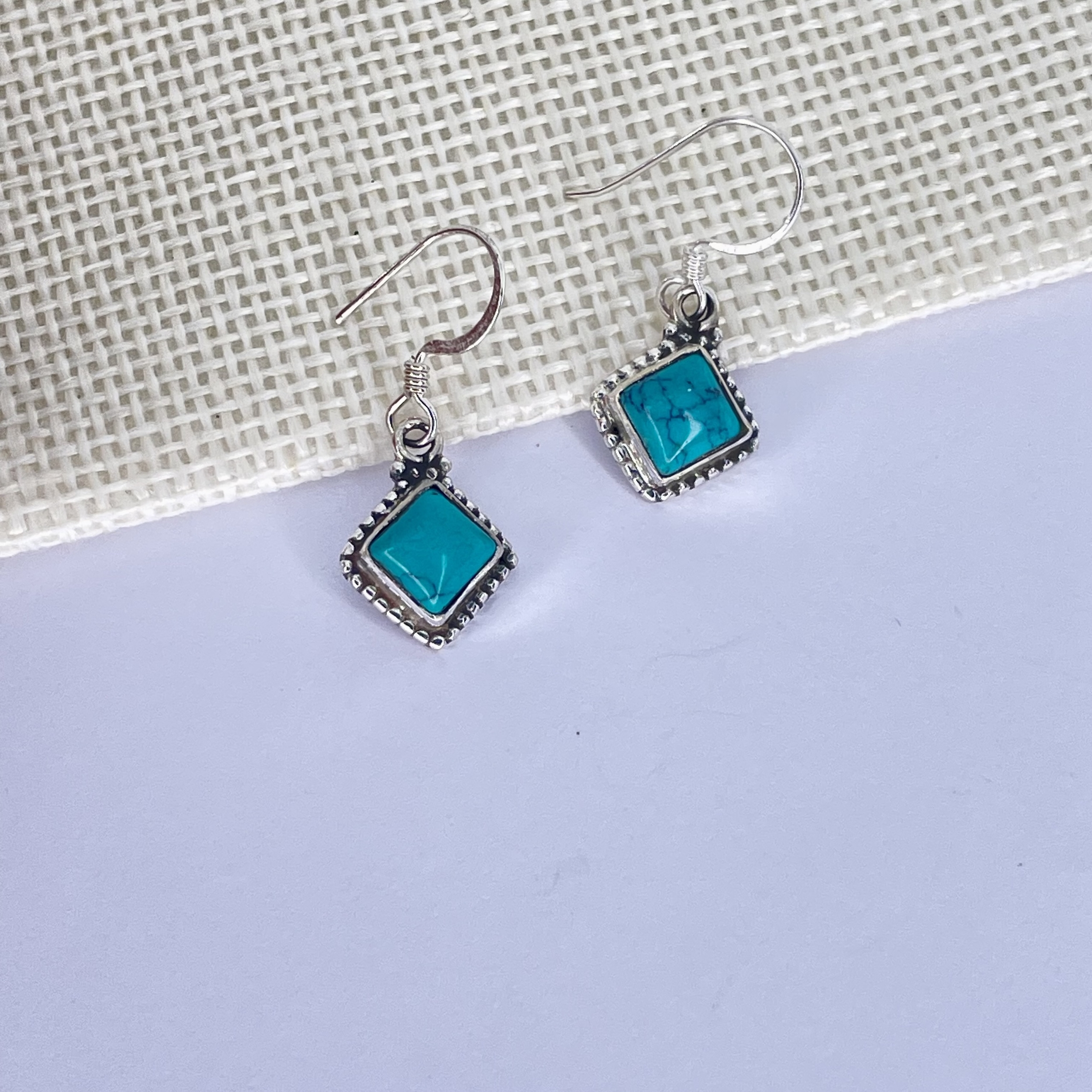 Boucles d\'oreilles baroque Howlite couleur turquoise forme carré montage argent 925 (teinte artificielle)