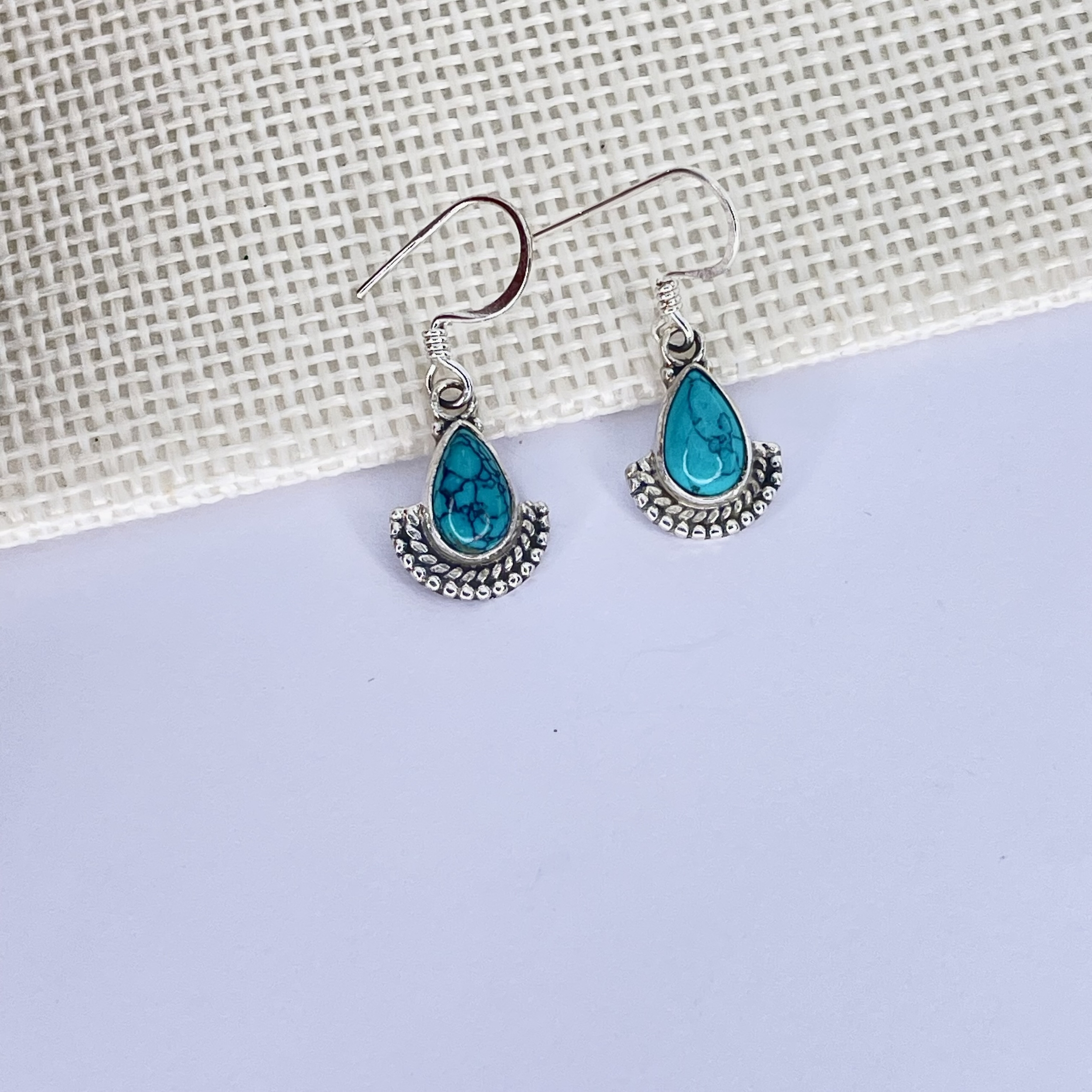 Boucles d\'oreilles baroque Howlite couleur turquoise forme goutte montage argent 925 (teinte artificielle)