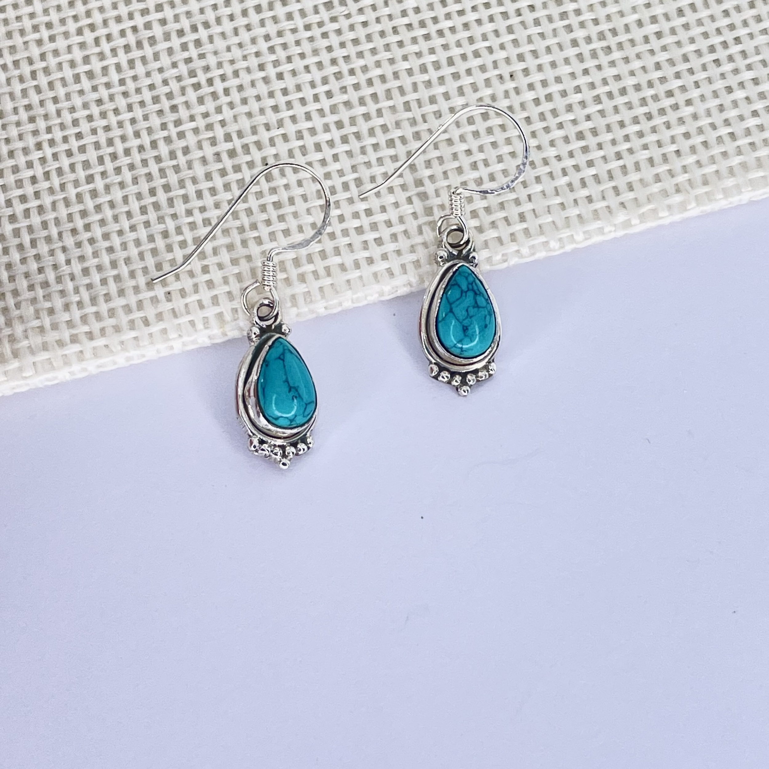 Boucles d\'oreilles baroque Howlite couleur turquoise forme goutte montage argent 925 (teinte artificielle)
