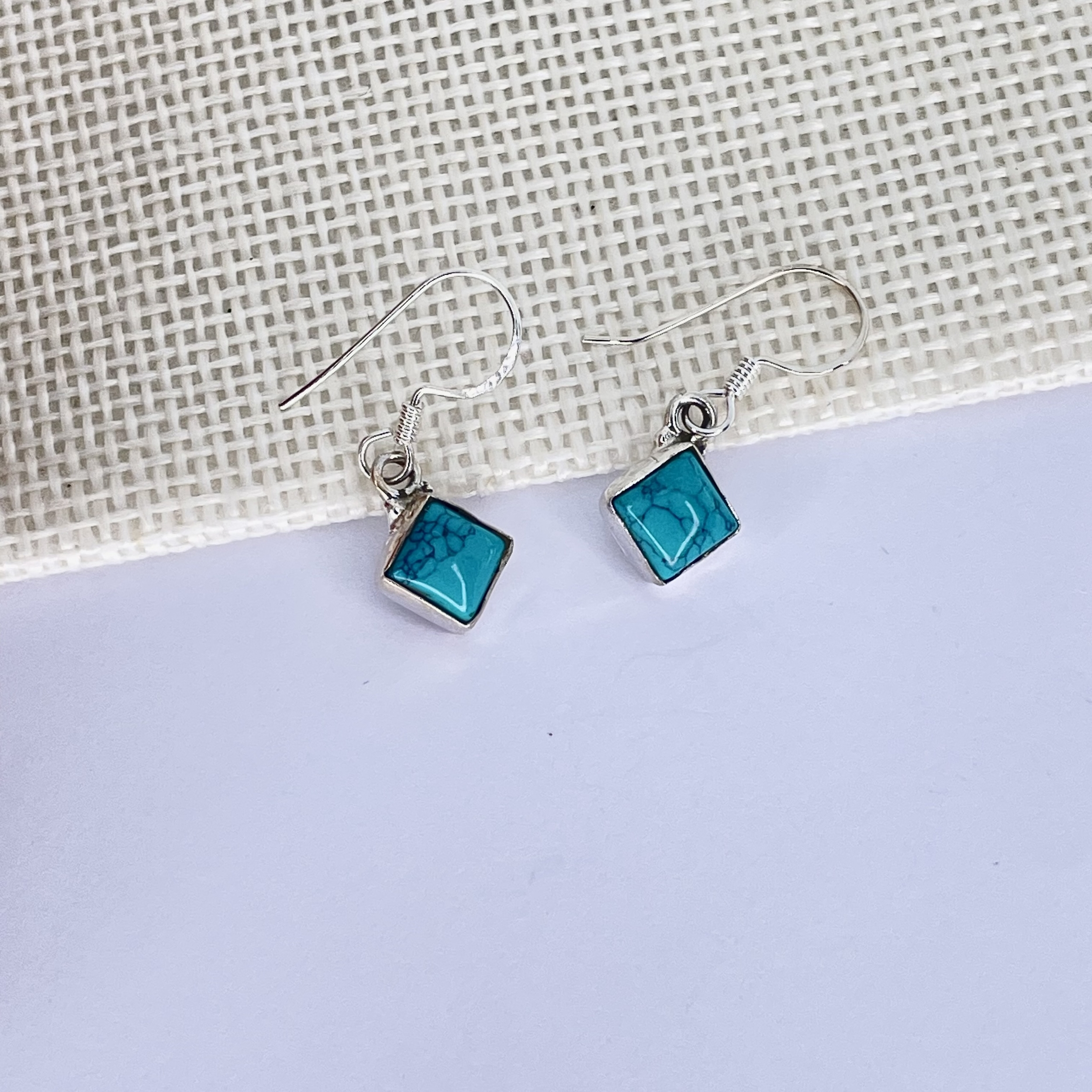 Boucles d\'oreilles Howlite couleur turquoise forme carré montage argent 925 (teinte artificielle)