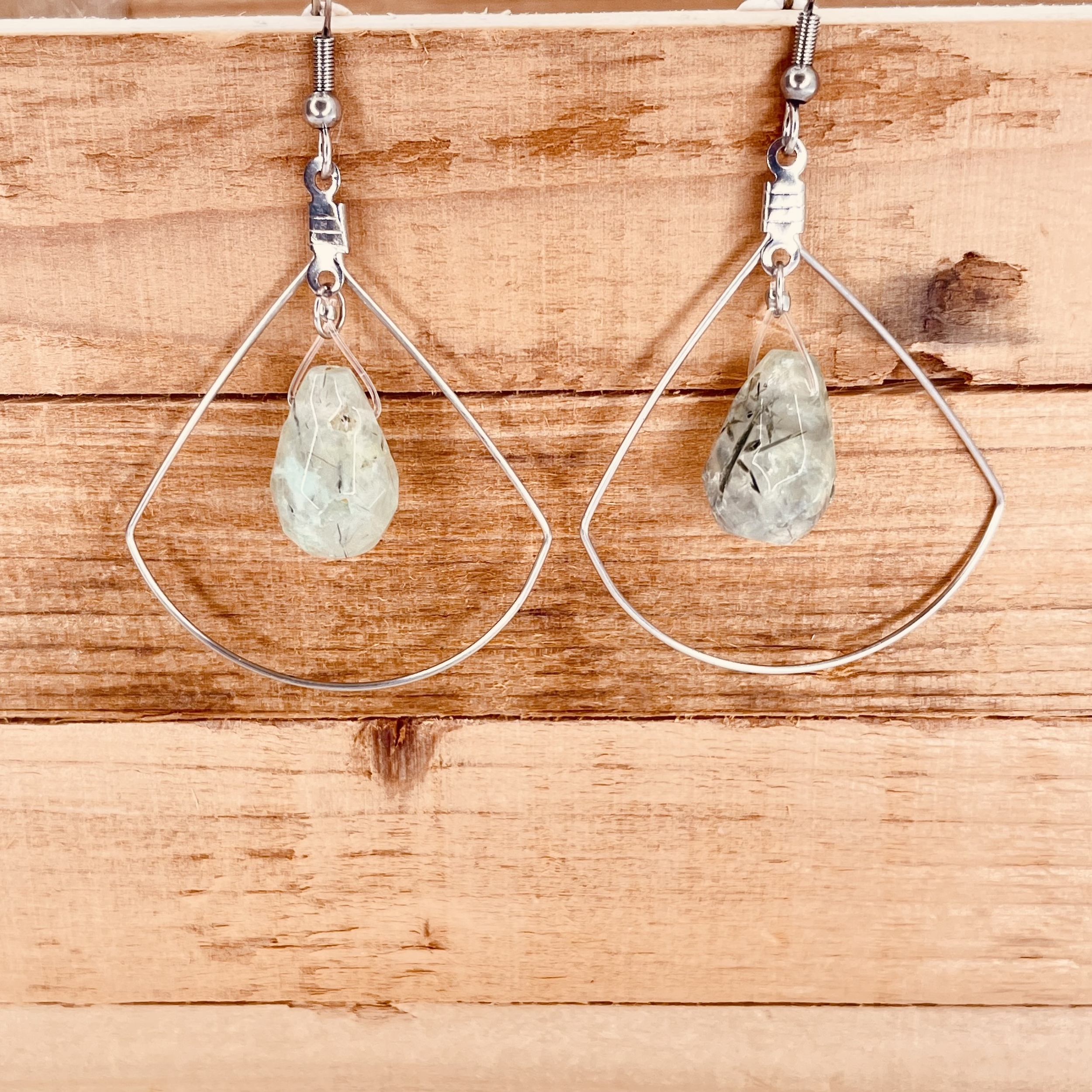 BOUCLES-OREILLES-PREHNITE-GOUTTE-ACIER-PIERRES-DU-MONDE-VOSGES1