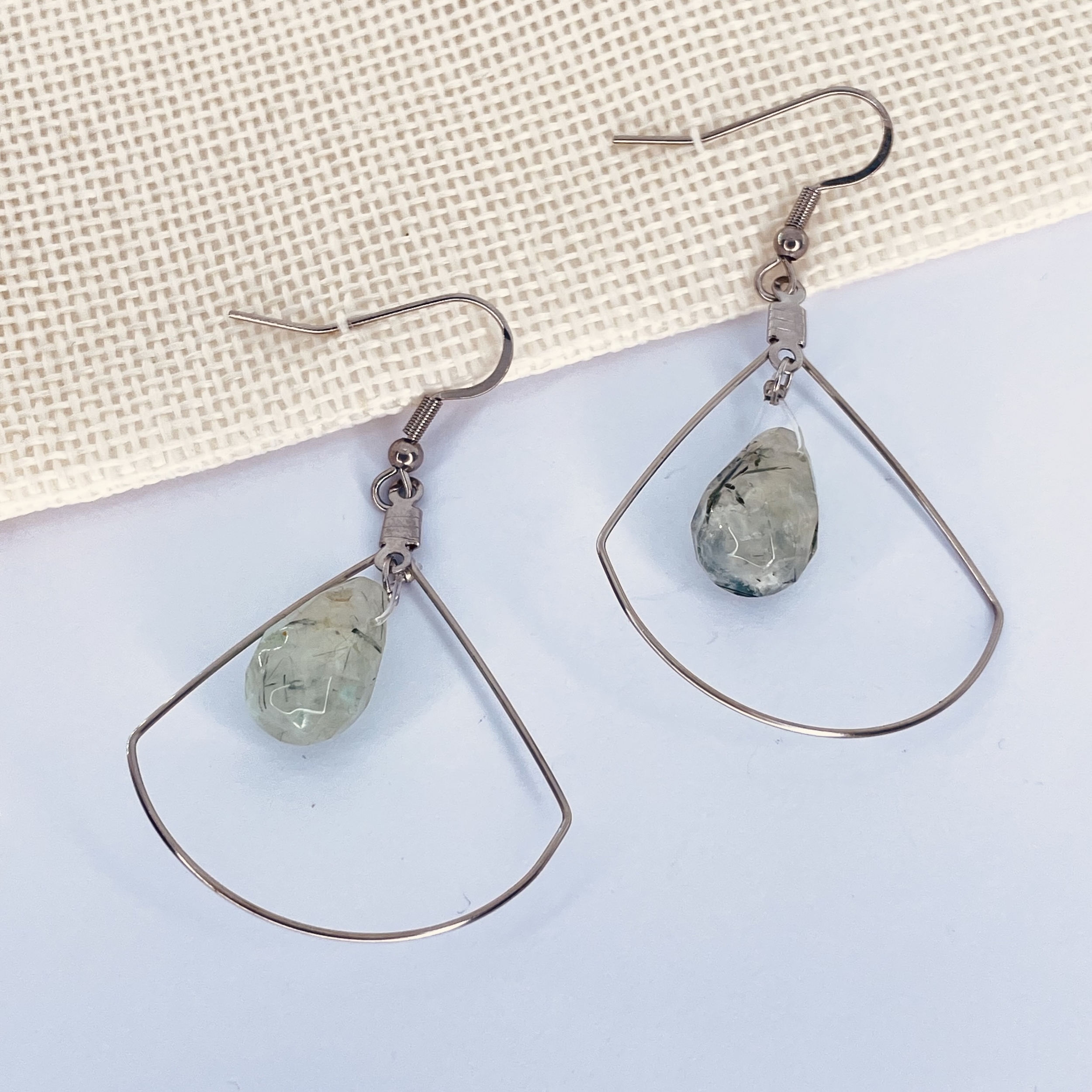 Boucles d\'oreilles Préhnite Montage en acier forme goutte