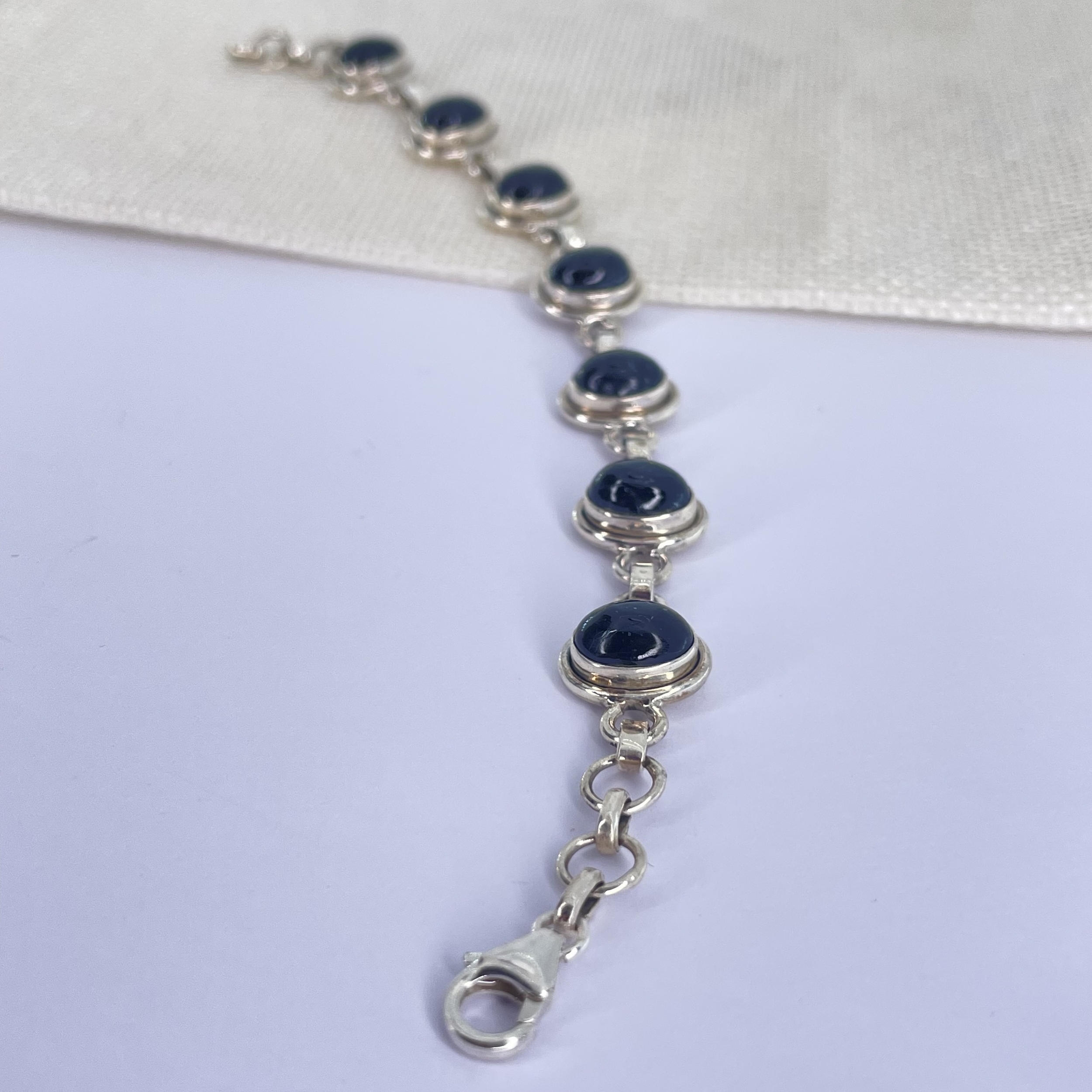 Bracelet en perles de tourmaline noire naturelle, monté sur argent, forme ovale