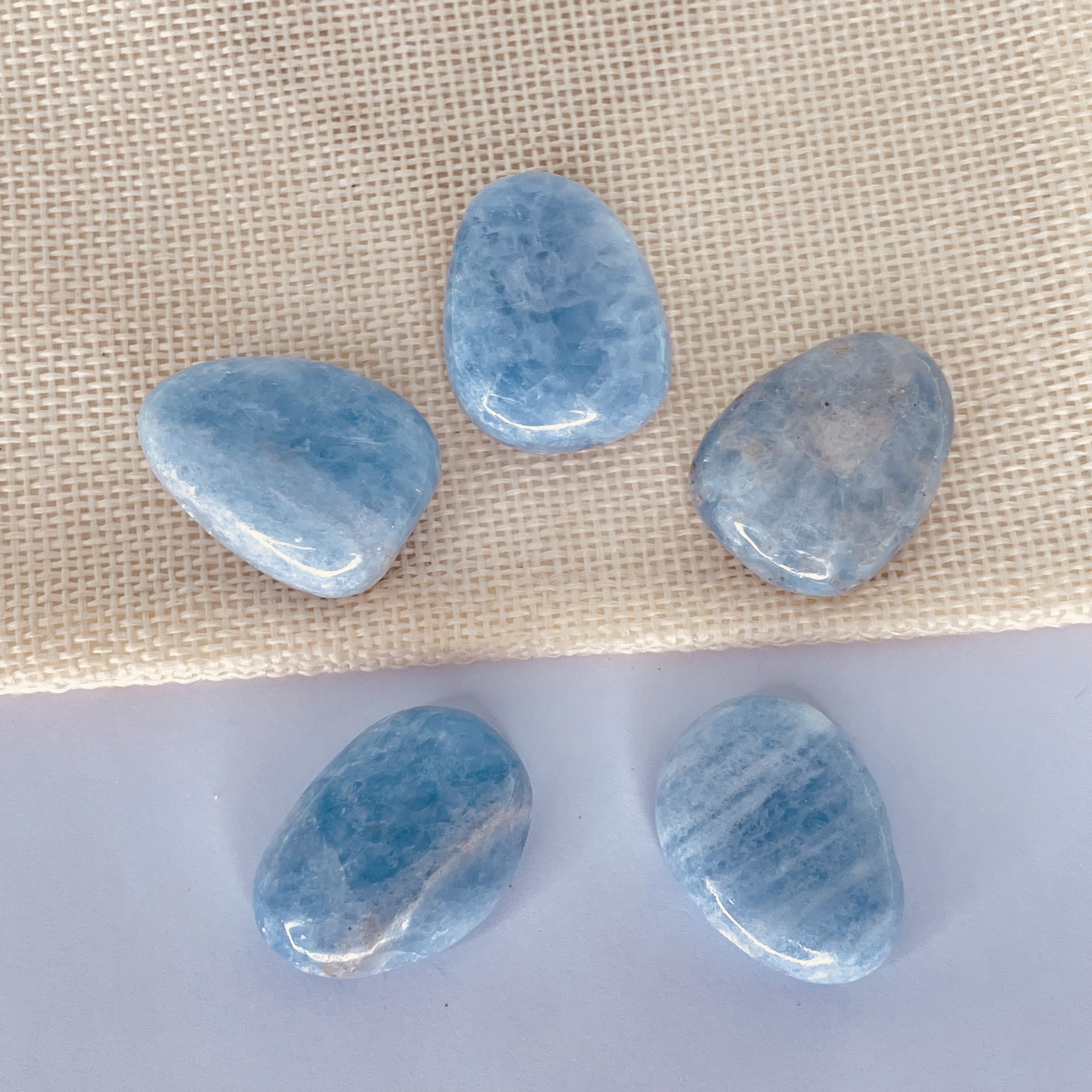 Pierre percée Calcite bleue (cordon non compris)