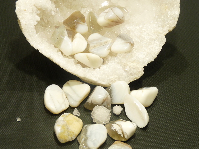 pierres-roulees-pierre-roulee-opale-blanche-pierres-du-monde-vosges-1