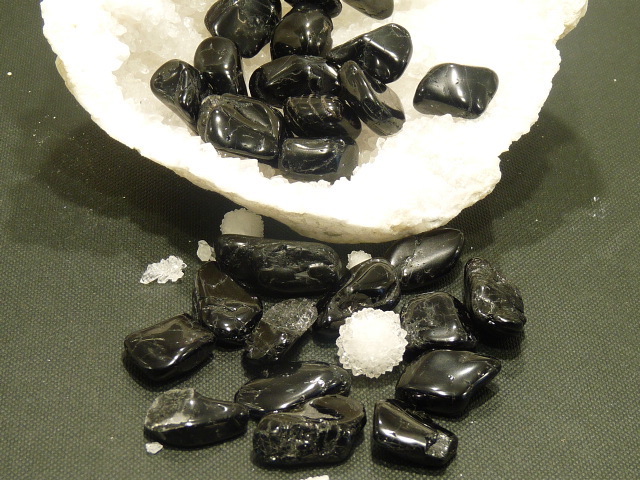 pierres-roulees-pierre-roulee-tourmaline-noire-schrol-pierres-du-monde-vosges-1