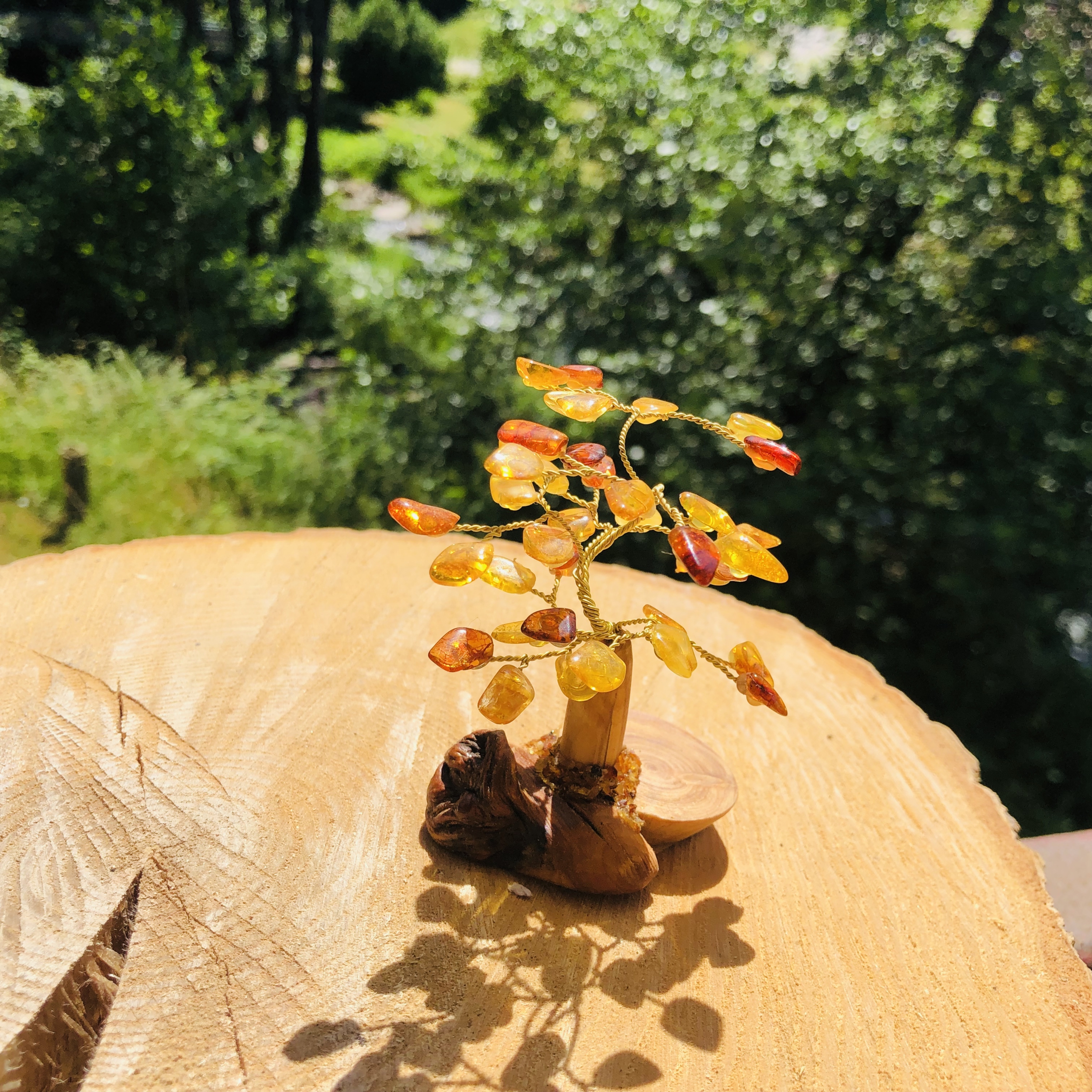 Arbre de vie en ambre avec pied en bois petit modèle 8cm de haut environ