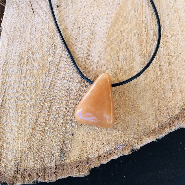 Pierre percée calcite orange