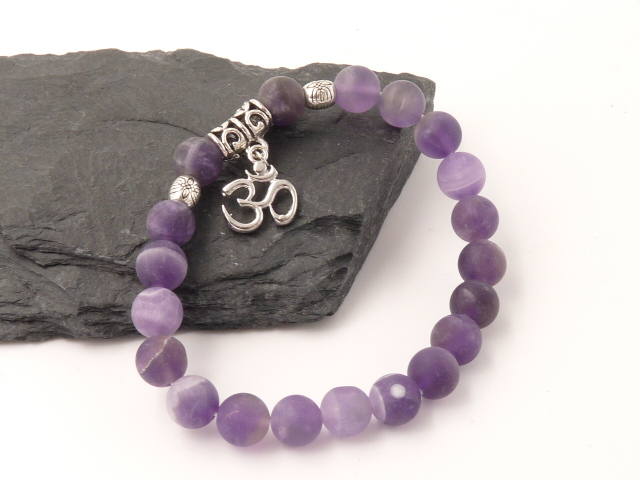 bracelet-boules-8-mm-amethyste-givre-symbole-ohm-pierres-du-monde-vosges-1