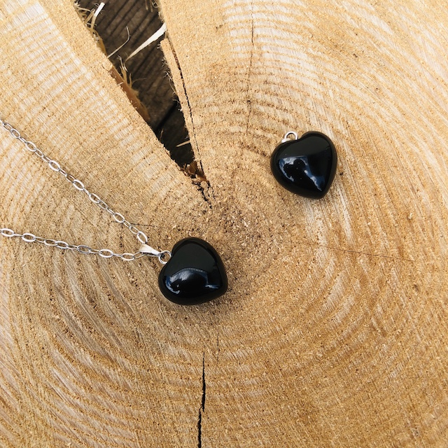 pendentif-onyx-noir-forme-coeur-pierre-mineraux-pierres-du-monde-12