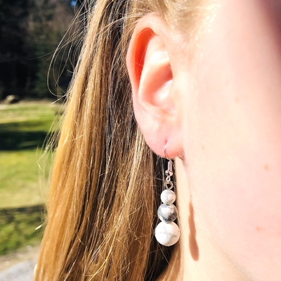 boucles-oreilles-howlite-trilogie-pierre- naturelle-montage-acier-1