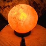 lampe-decoration-boule-sel-himalaya-zen-decoration-chevet-purification-air-pierres-du-monde-vosges-12