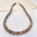 COLLIER-UNAKITE-PERLE-8MM-PIERRES-DU-MONDE-VOSGES