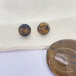 BOUCLE-OREILLE-OEIL-TIGRE-RONDE-PLATE-BIS-PIERRES-DU-MONDE-VOSGES