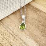 PENDENTIF-GOUTTE-PERIDOT-ARGENT-1-PIERRES-DU-MONDE-VOSGES