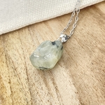 PENDENTIF-SANS-FORME-PREHNITE-2-PIERRES-DU-MONDE-VOSGES