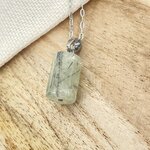 PENDENTIF-CYLINDRE-PREHNITE-2-PIERRES-DU-MONDE-VOSGES