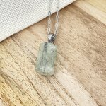 PENDENTIF-CYLINDRE-PREHNITE-1-PIERRES-DU-MONDE-VOSGES