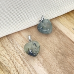 PENDENTIF-COEUR-PREHNITE-1-PIERRES-DU-MONDE-VOSGES