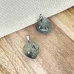PENDENTIF-COEUR-PREHNITE-2-PIERRES-DU-MONDE-VOSGES