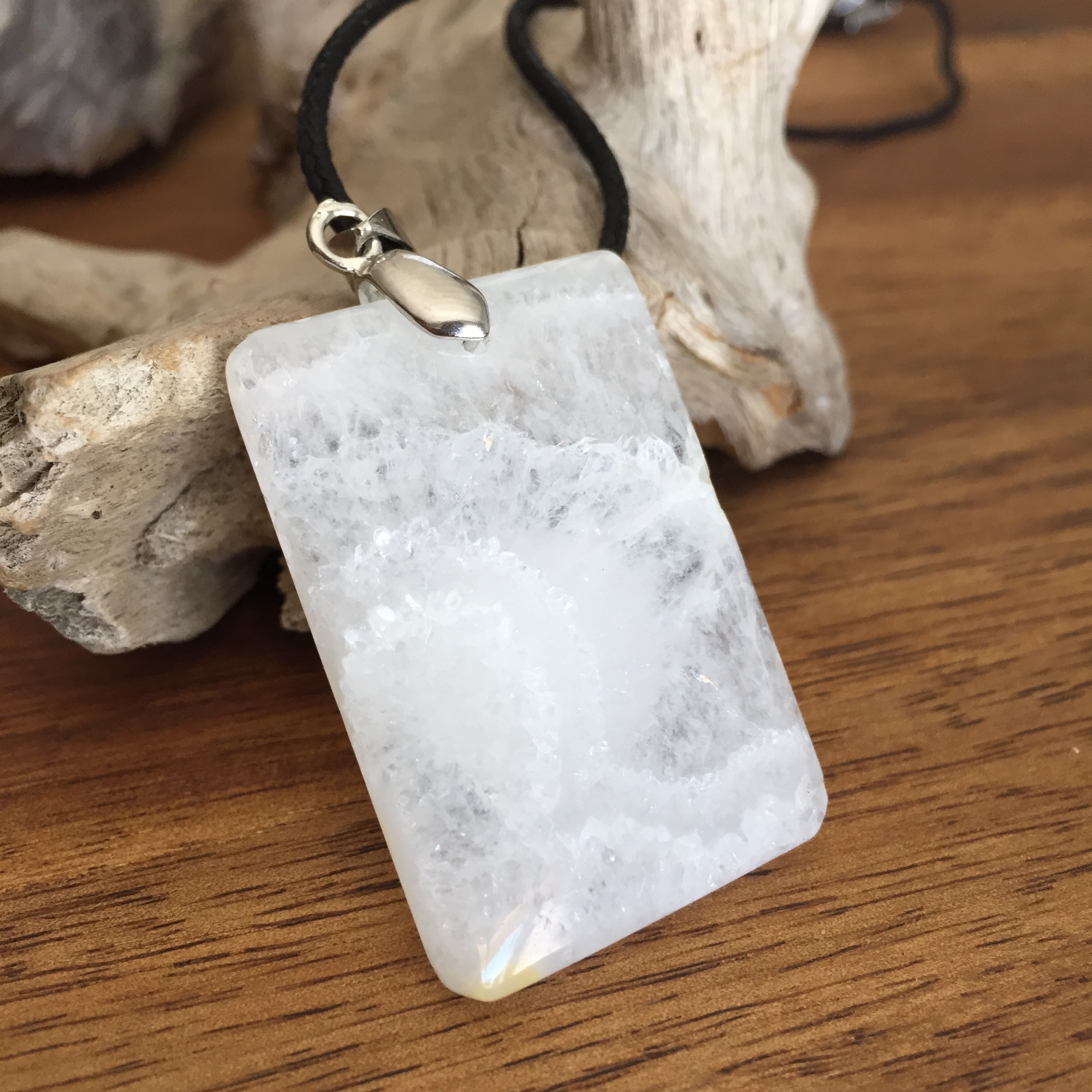 Pendentif Quartz Solaire, cordon coton ciré offert