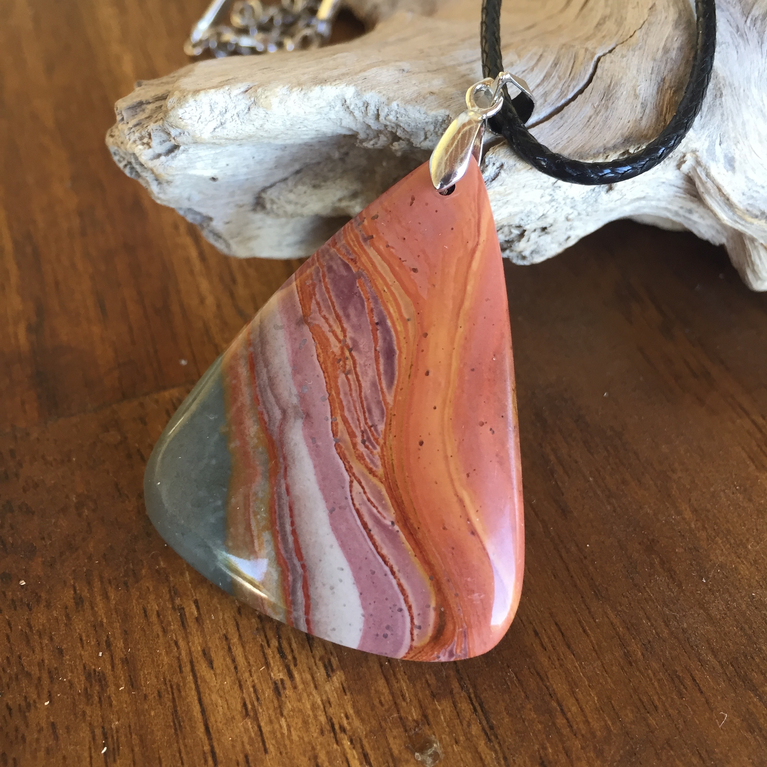 Pendentif Jaspe Polychrome, cordon coton ciré offert