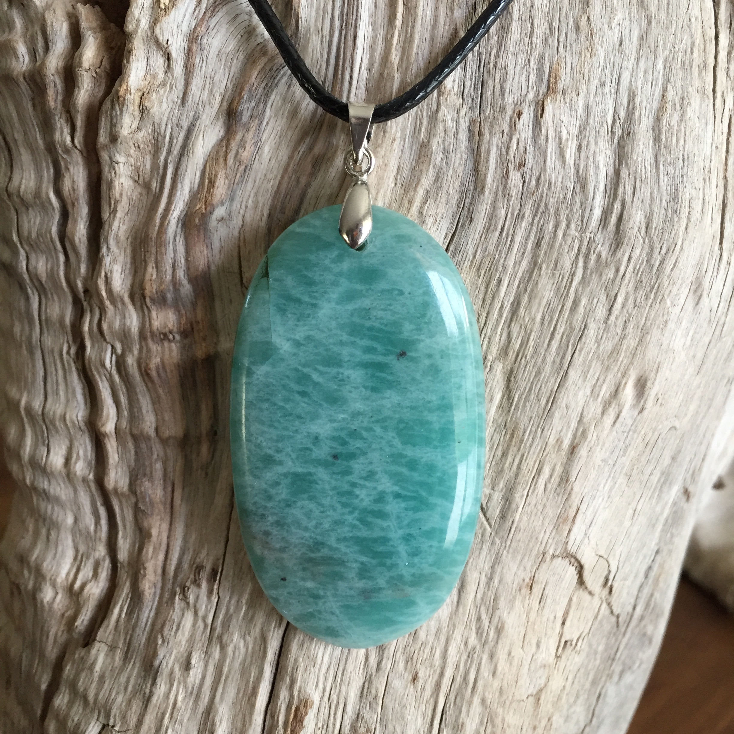 Pendentif Amazonite, cordon coton ciré offert