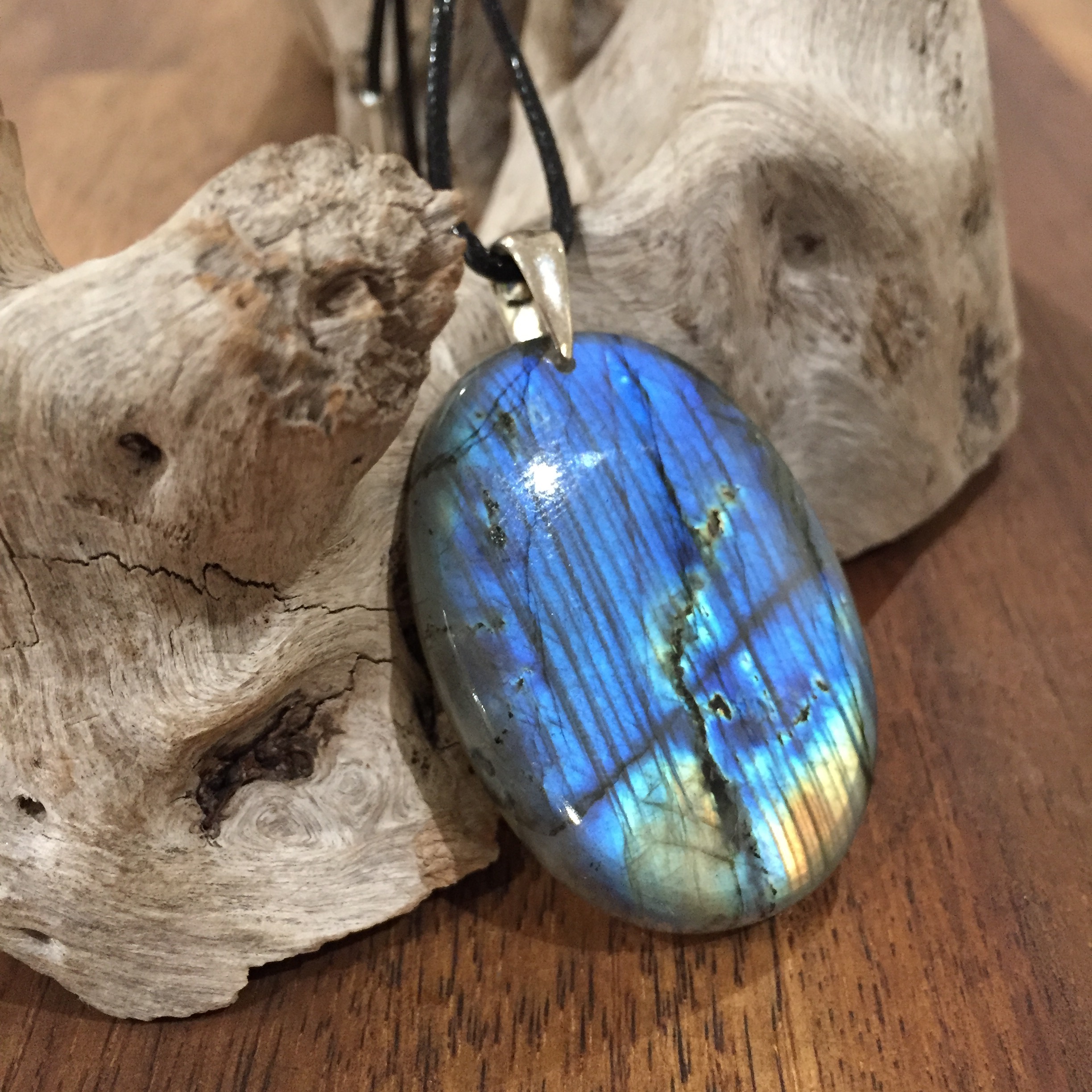 Pendentif labradorite, bélière argent 925, cordon coton ciré offert