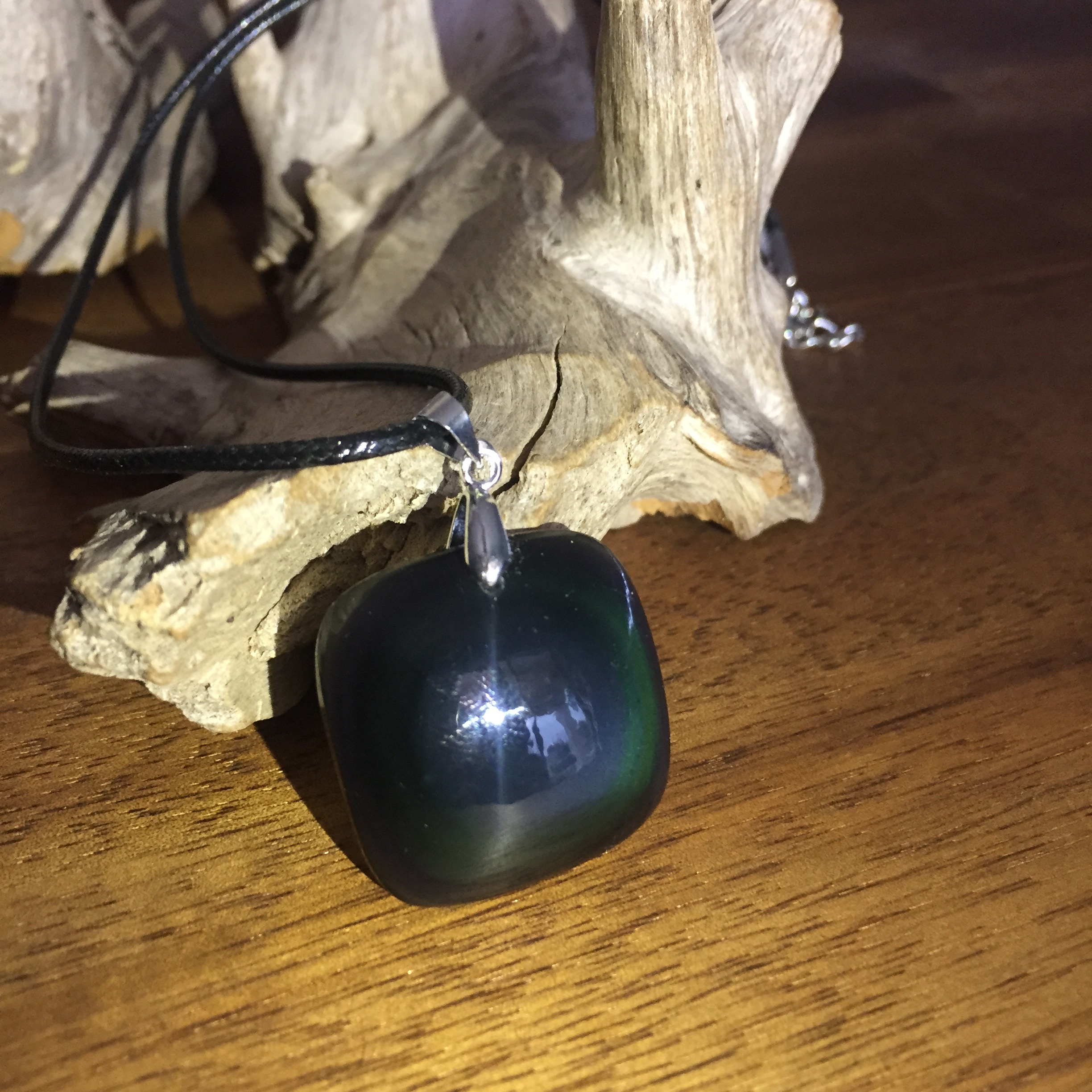 Pendentif Obsidienne, cordon coton ciré offert