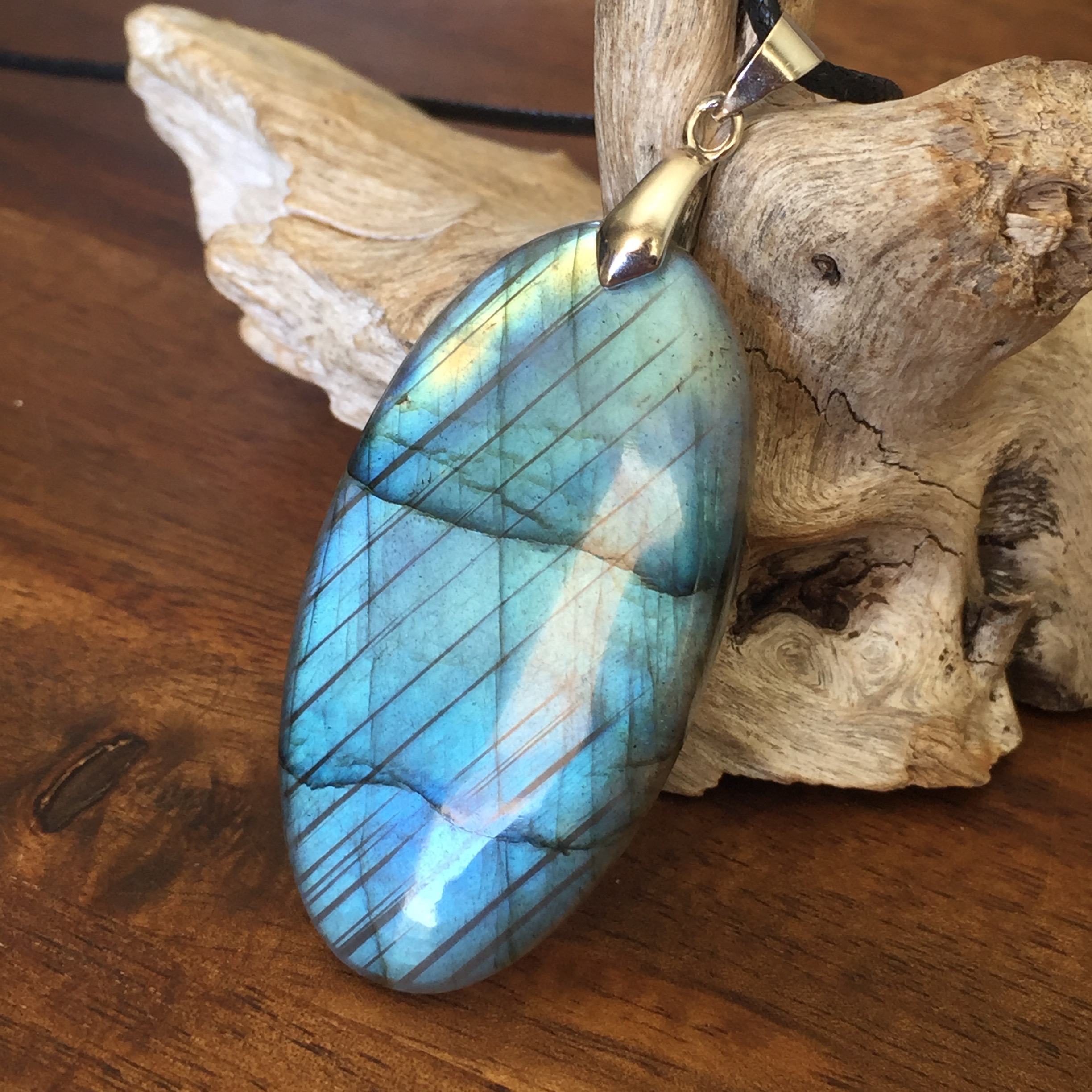 Pendentif labradorite, bélière argent 925, cordon coton ciré offert