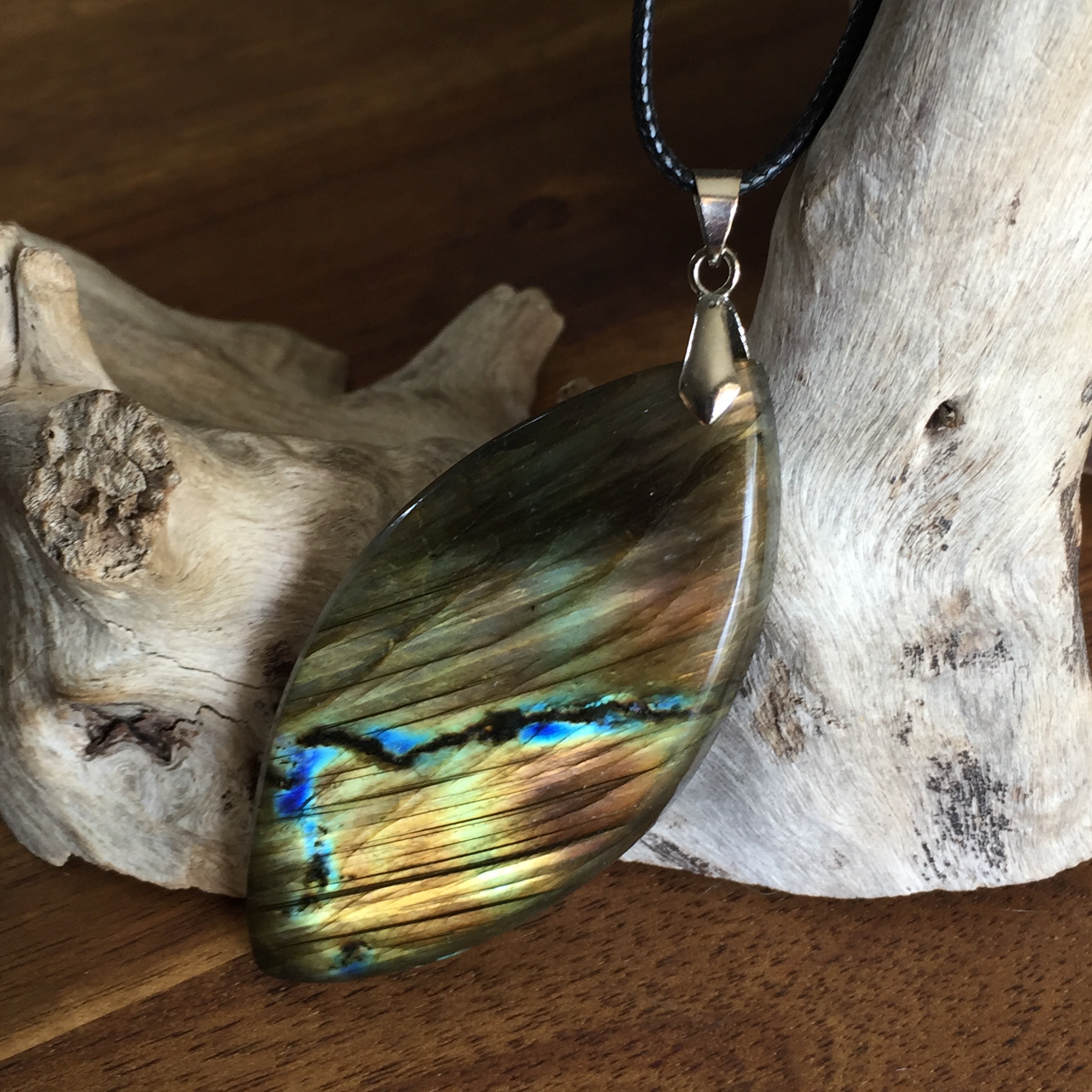 Pendentif labradorite, bélière argent 925, cordon coton ciré offert