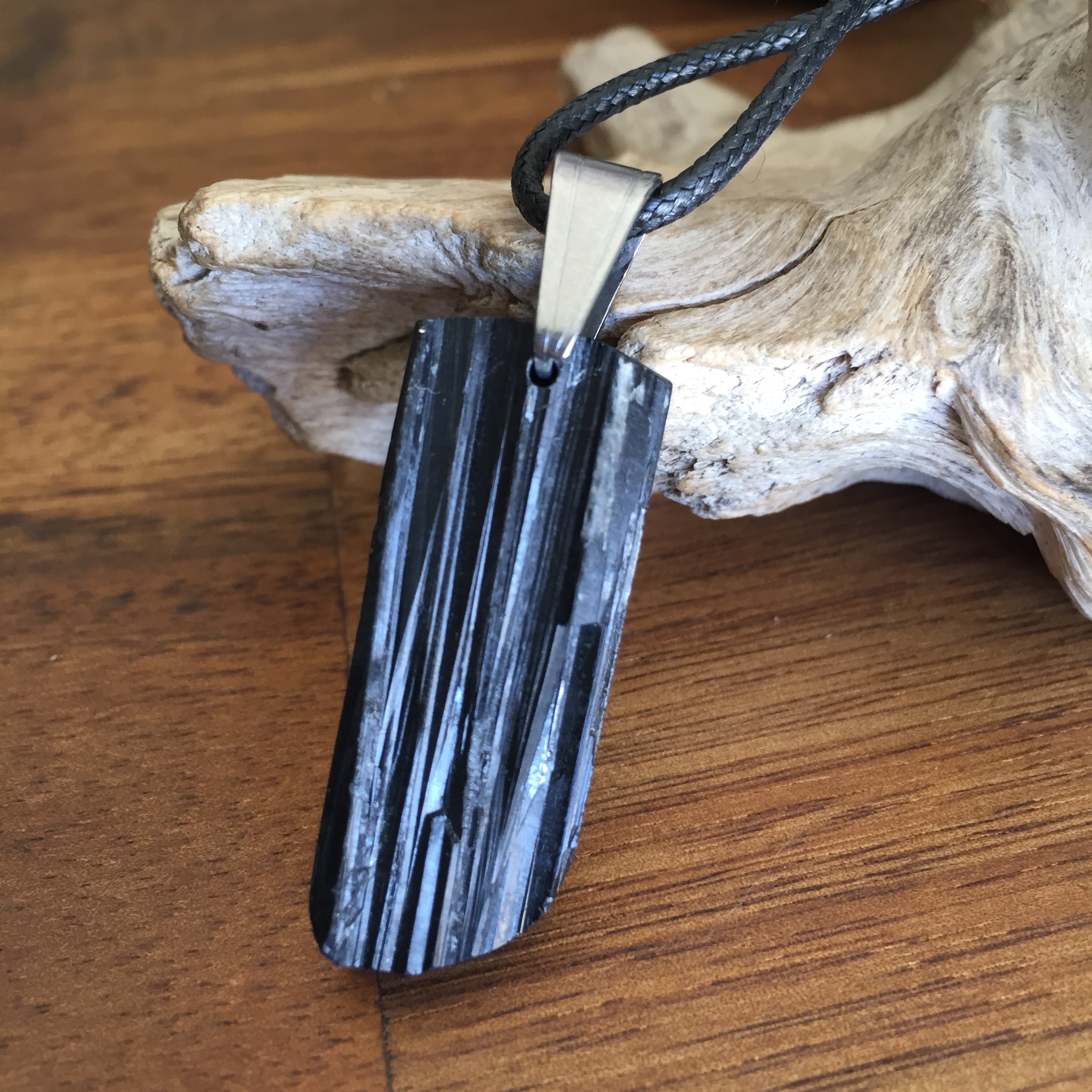 Pendentif Tourmaline, bélière acier inoxydable, cordon coton ciré offert