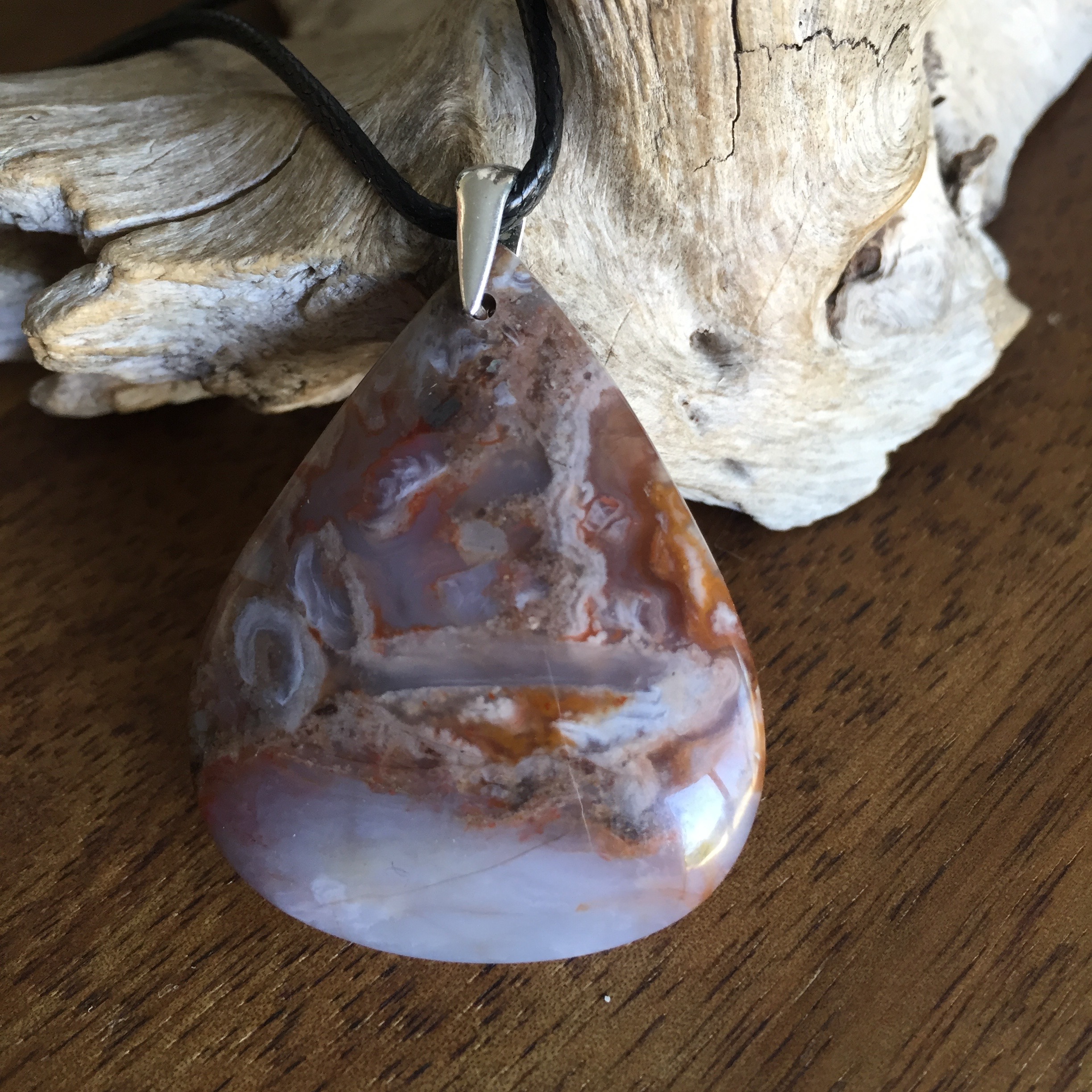 pendentif agate fleur, bélière argent 925, cordon coton ciré offert.